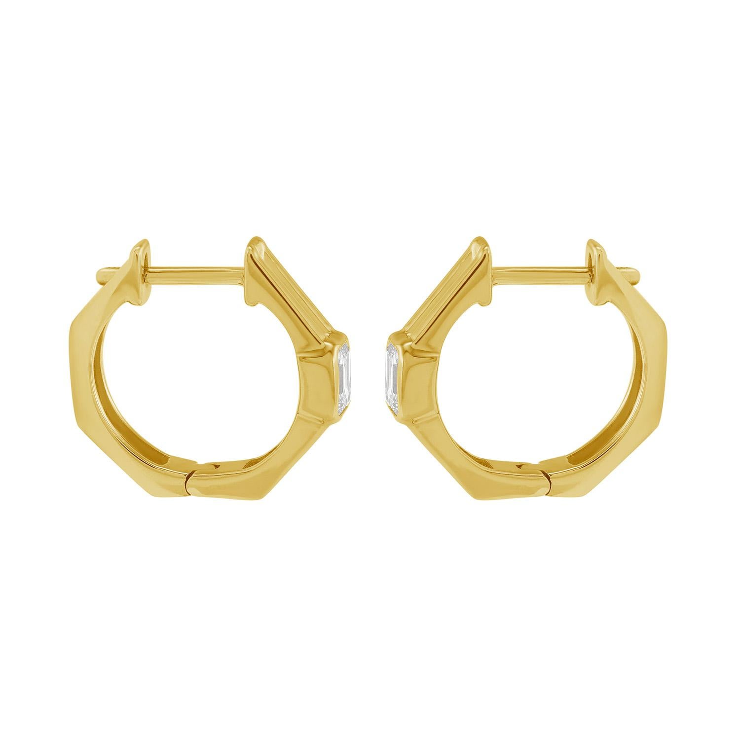 Ces chics boucles d'oreilles Artisan présentent 0,4ct de diamants taille émeraude sertis dans 3,29g d'or jaune 14K étincelant. Leurs lignes épurées et leur style géométrique offrent une version moderne du cerceau classique, parfait pour rehausser
