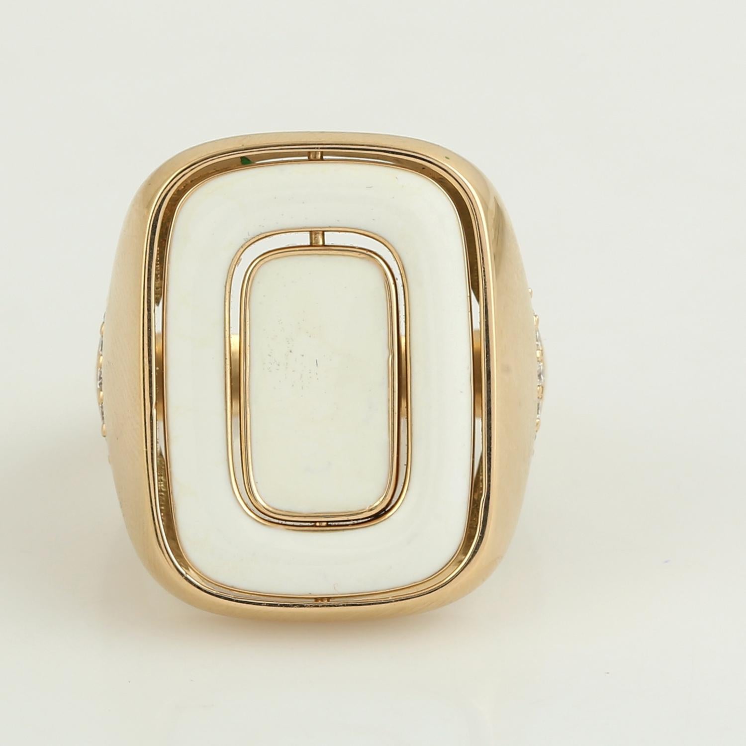 Dieser kühne geometrische Ring von Artisan zeichnet sich durch eine zentrale Platte aus glänzend grüner Emaille aus, die von einem Rahmen aus 0,81 Karat lebhaften Tsavorit-Granaten umgeben ist und von 0,10 Karat Diamanten akzentuiert wird. Die