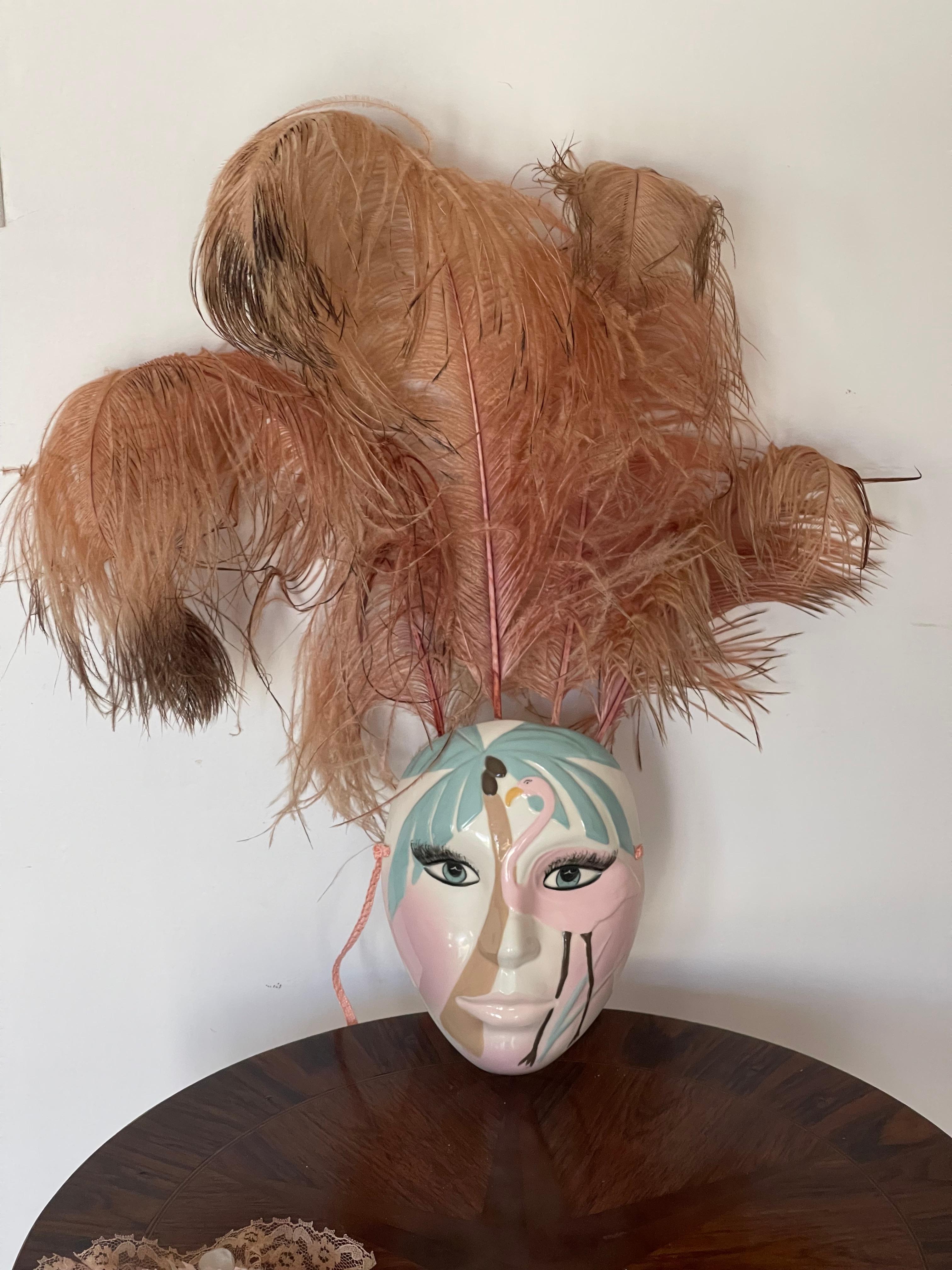 Máscara de pared vintage de cerámica esmaltada hecha a mano con un flamenco y una palmera. Decorado con plumas de avestruz.