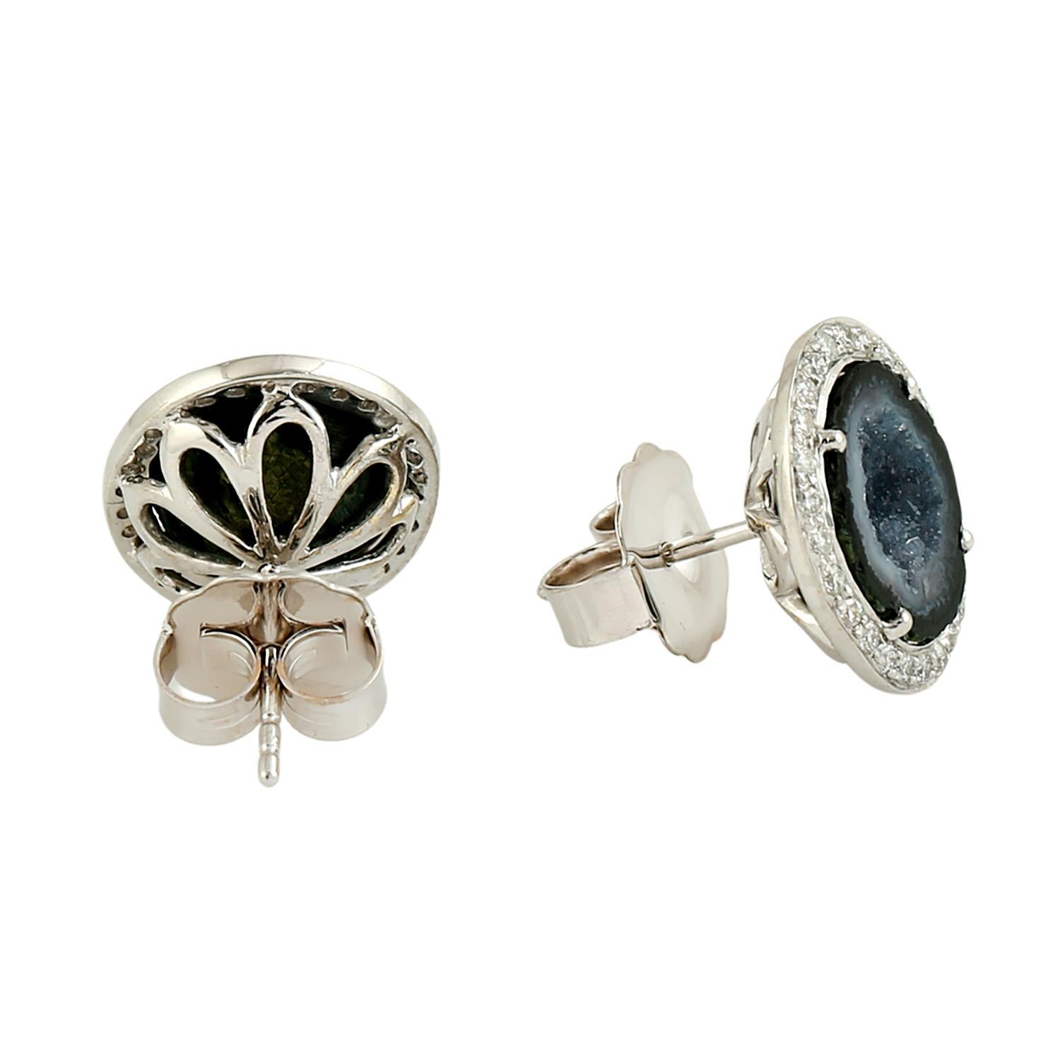Artisan Boucles d'oreilles artisanales en or blanc 18 carats avec géode et diamant en vente
