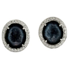 Orecchini artigianali a perno con geode e diamante in oro bianco 18 carati