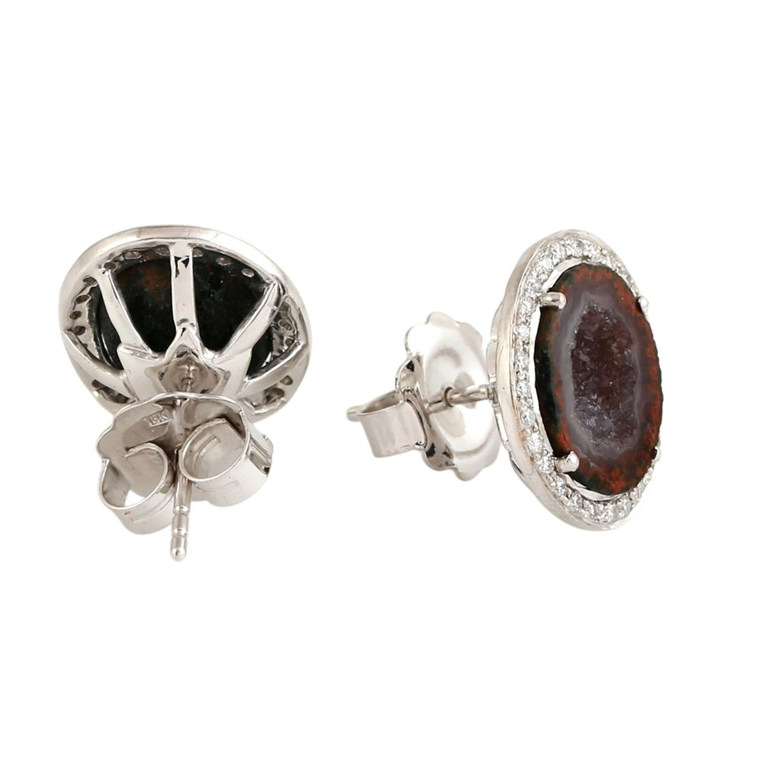 Artisan Boucles d'oreilles artisanales en or blanc 18 carats avec géode et diamants en vente