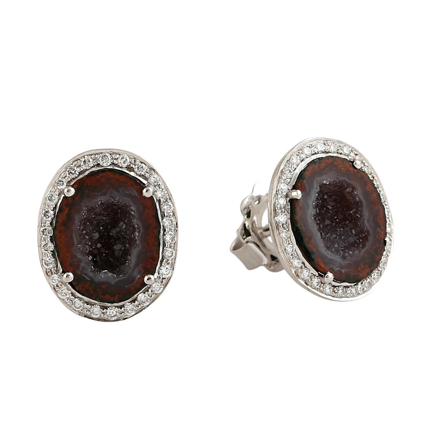 Taille mixte Boucles d'oreilles artisanales en or blanc 18 carats avec géode et diamants en vente