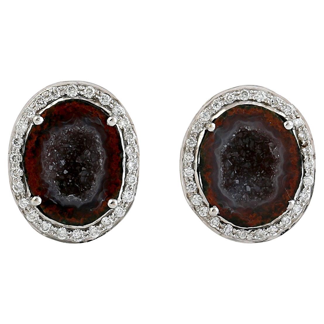 Boucles d'oreilles artisanales en or blanc 18 carats avec géode et diamants