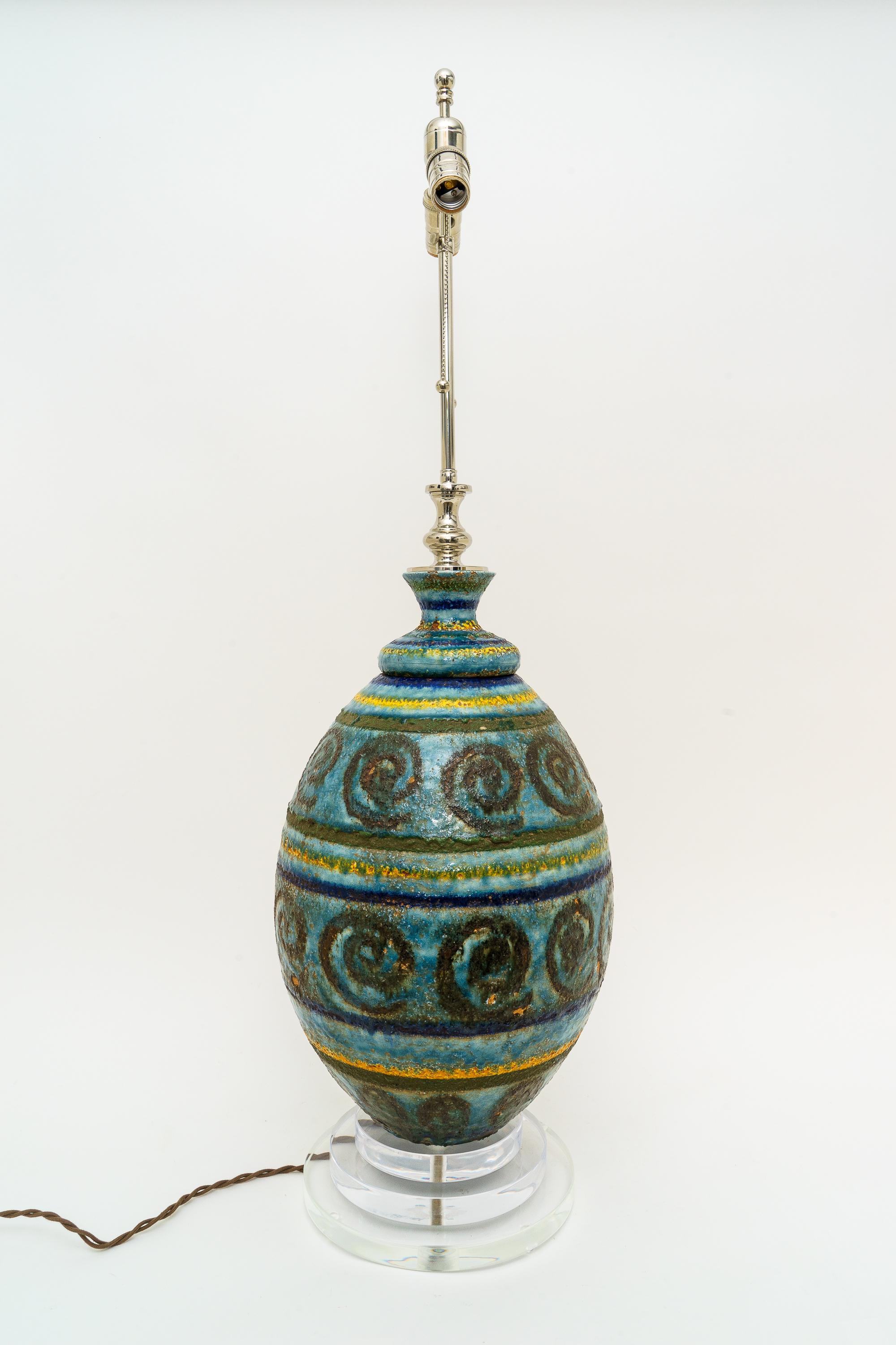 Terrakotta-Tischlampe aus der Mitte des Jahrhunderts, glasiert (Glasiert) im Angebot