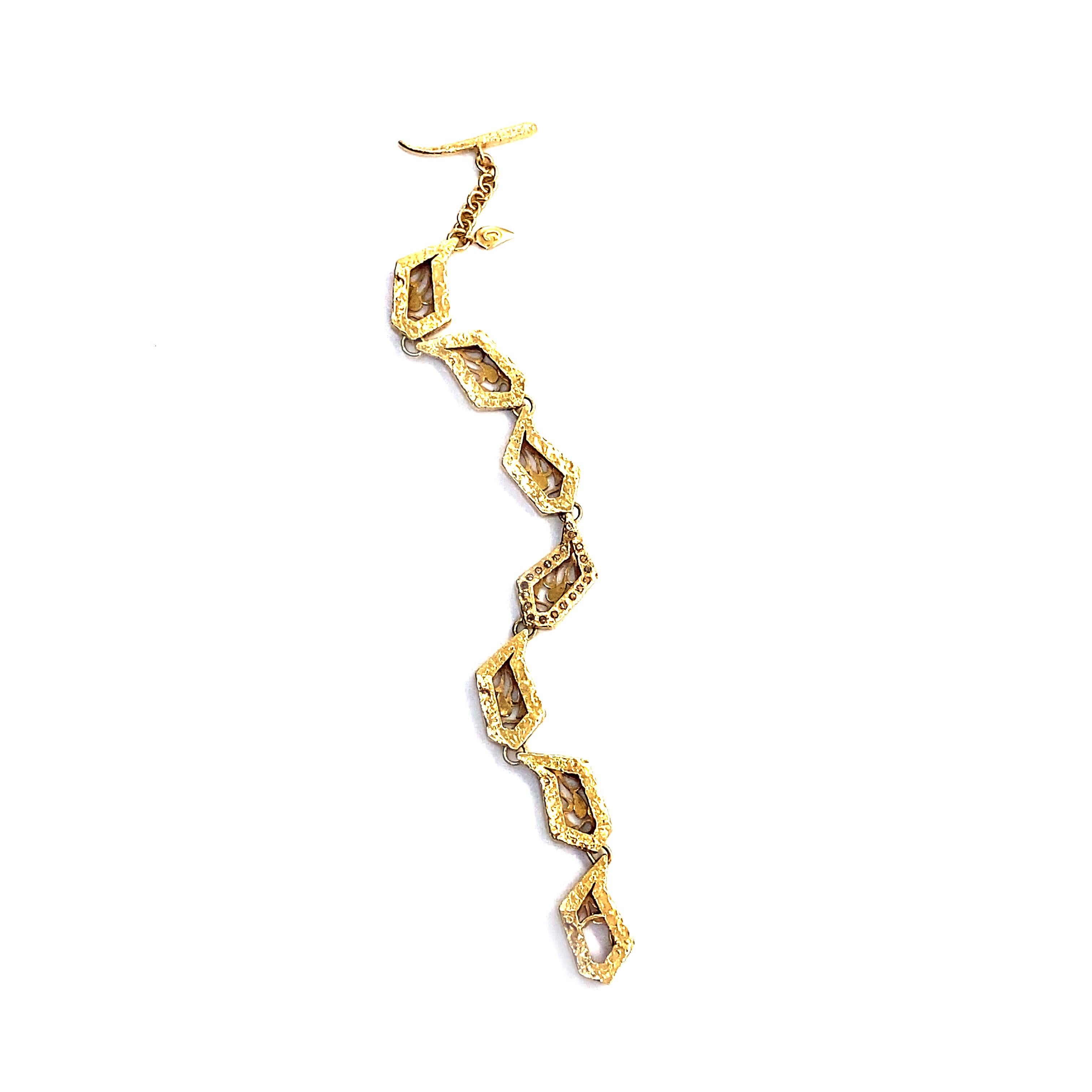 Parure de bracelet géométrique en or jaune 20 carats avec diamants taille rose 0,34 carat. Le bracelet est terminé par un fermoir à bascule fait à la main et une grille arrière détaillée. Le bracelet mesure 7 pouces de long.