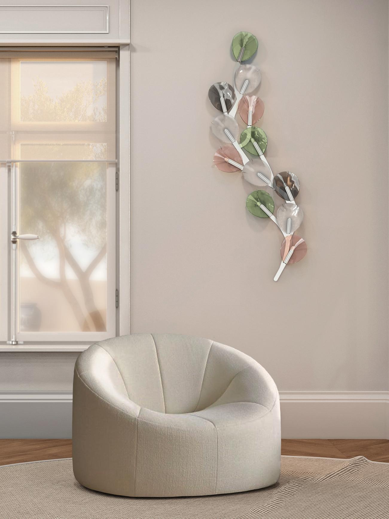 Das Wandkunstwerk HIEDRA ist eine Komposition aus 12 blütenblattförmigen Glasstücken, die auf einer organischen, von Efeupflanzen inspirierten Struktur montiert sind. Natur und Eleganz sind die Worte, die diese Hiedra Collection'S definieren. 
Es