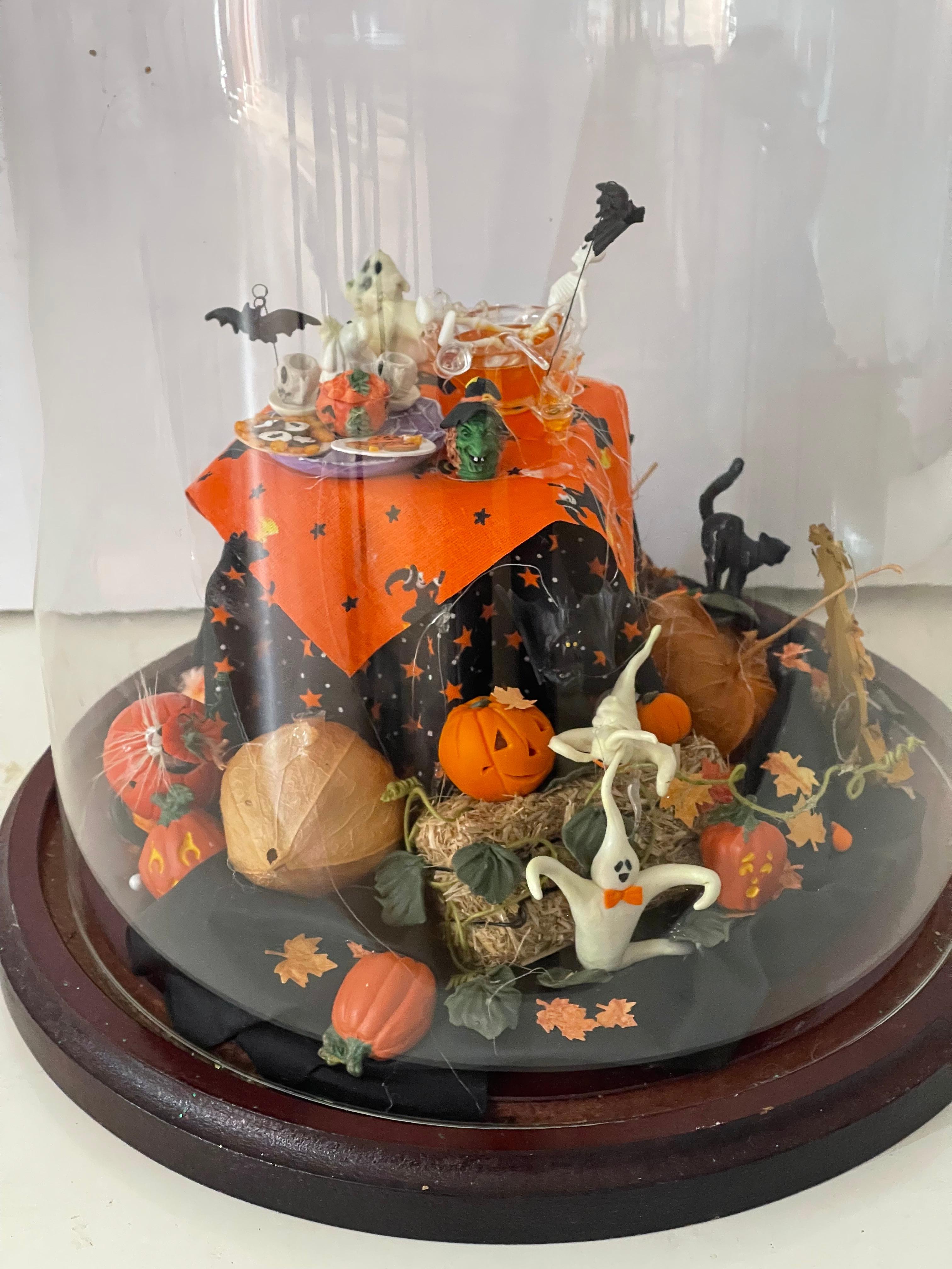Kunsthandwerkliches Halloween-Miniatur-Diorama in Glaskuppel (Amerikanische Klassik) im Angebot