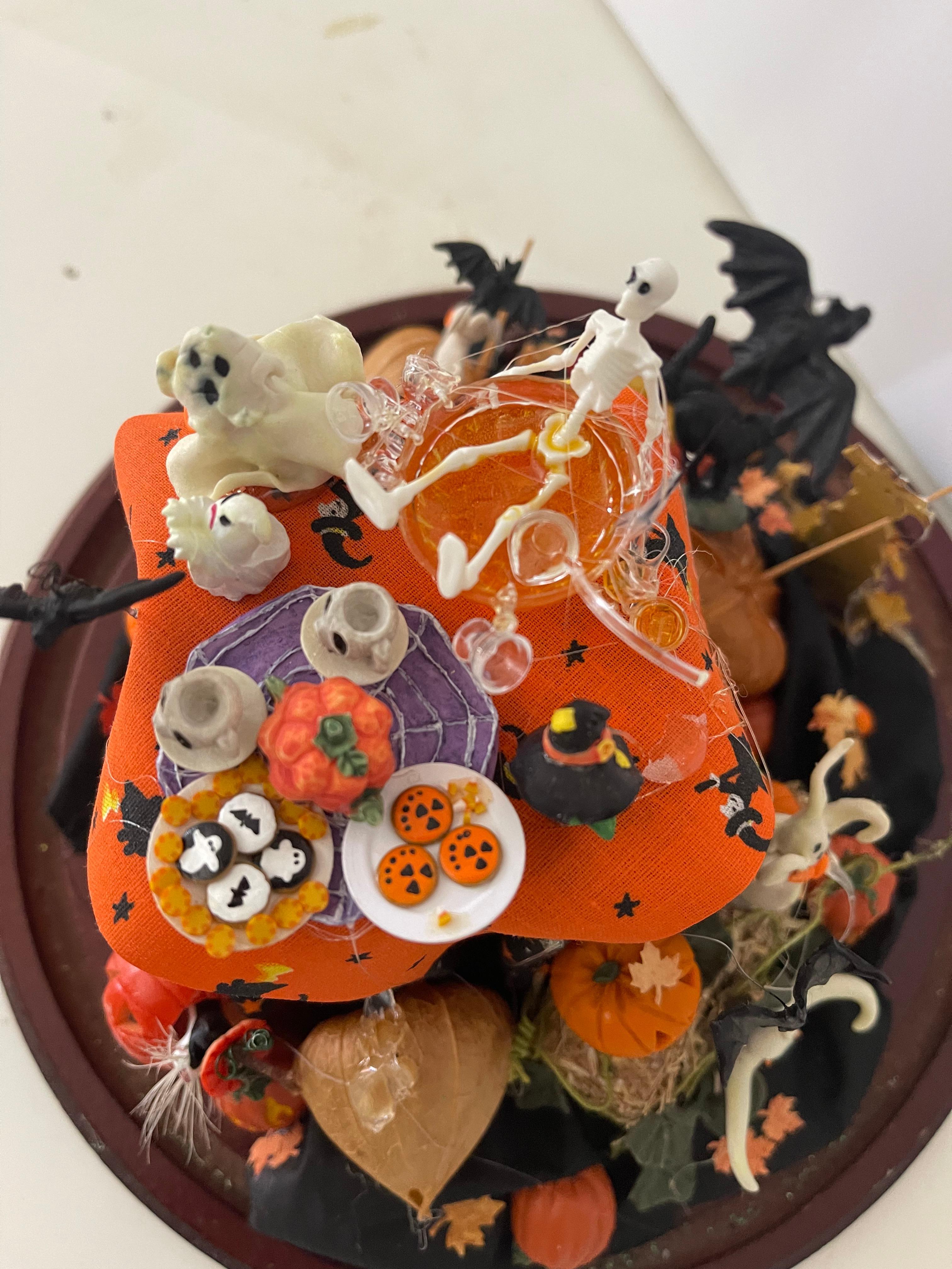 Kunsthandwerkliches Halloween-Miniatur-Diorama in Glaskuppel (Ende des 20. Jahrhunderts) im Angebot