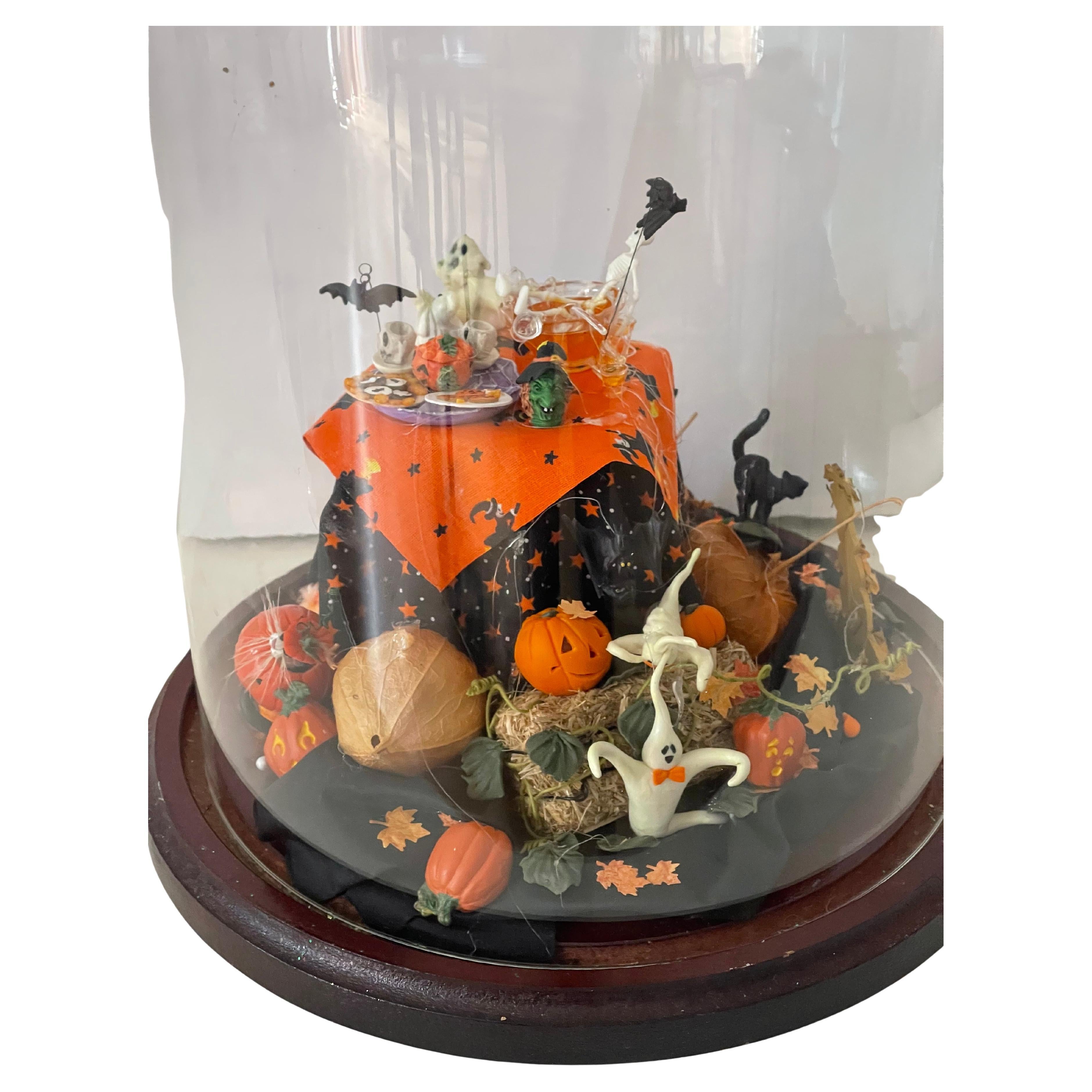 Kunsthandwerkliches Halloween-Miniatur-Diorama in Glaskuppel im Angebot