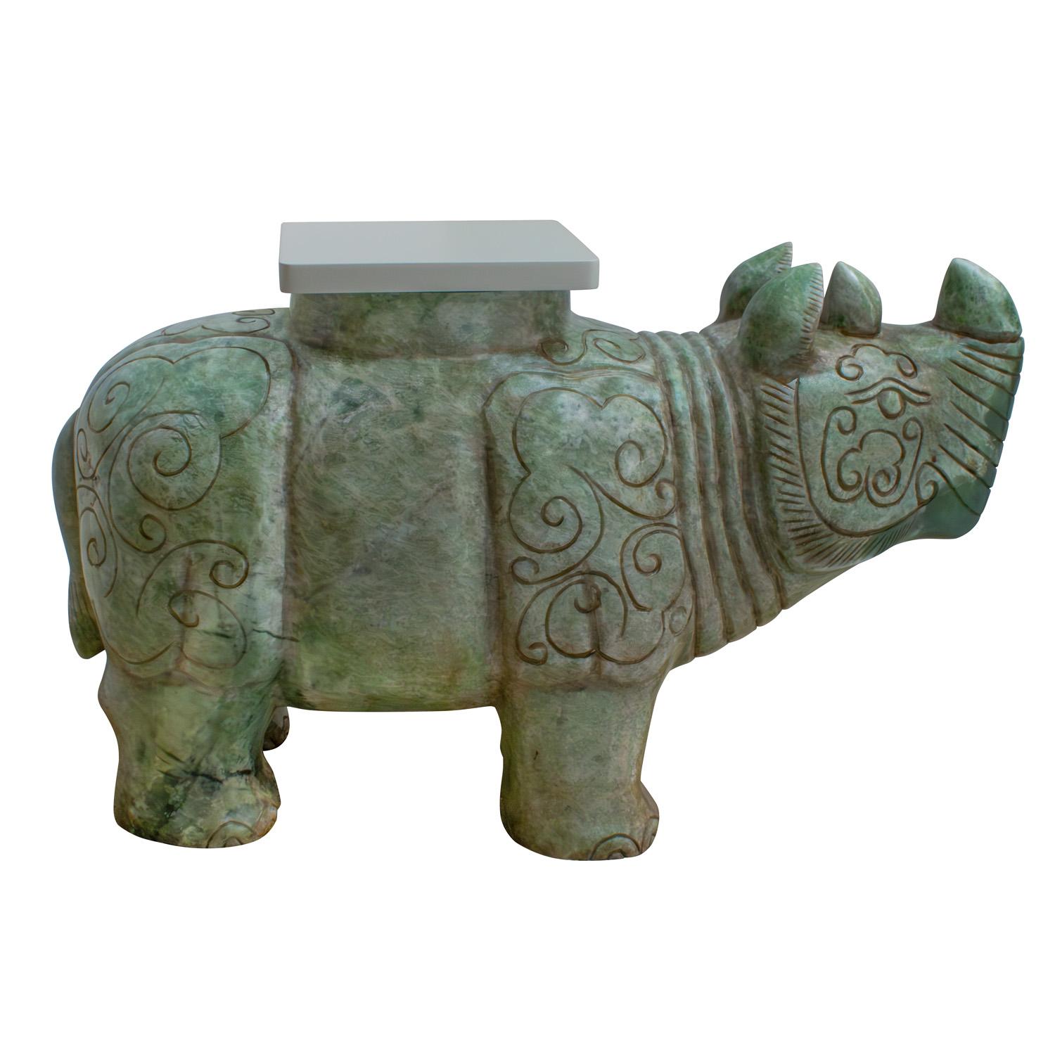 Rhinocéros sculpté à la main dans du jade massif avec un plateau de table nouvellement laqué par Lobel Modern, Chine, 20e siècle. La complexité et le caractère artisanal de la sculpture sont tout à fait stupéfiants. 