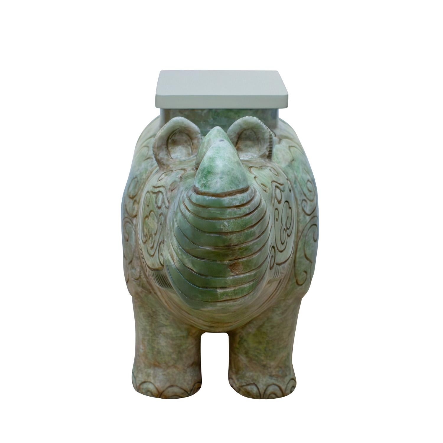 Moderne Table à rhinocéros chinoise en jade massif sculptée à la main par un artisan 20e siècle en vente