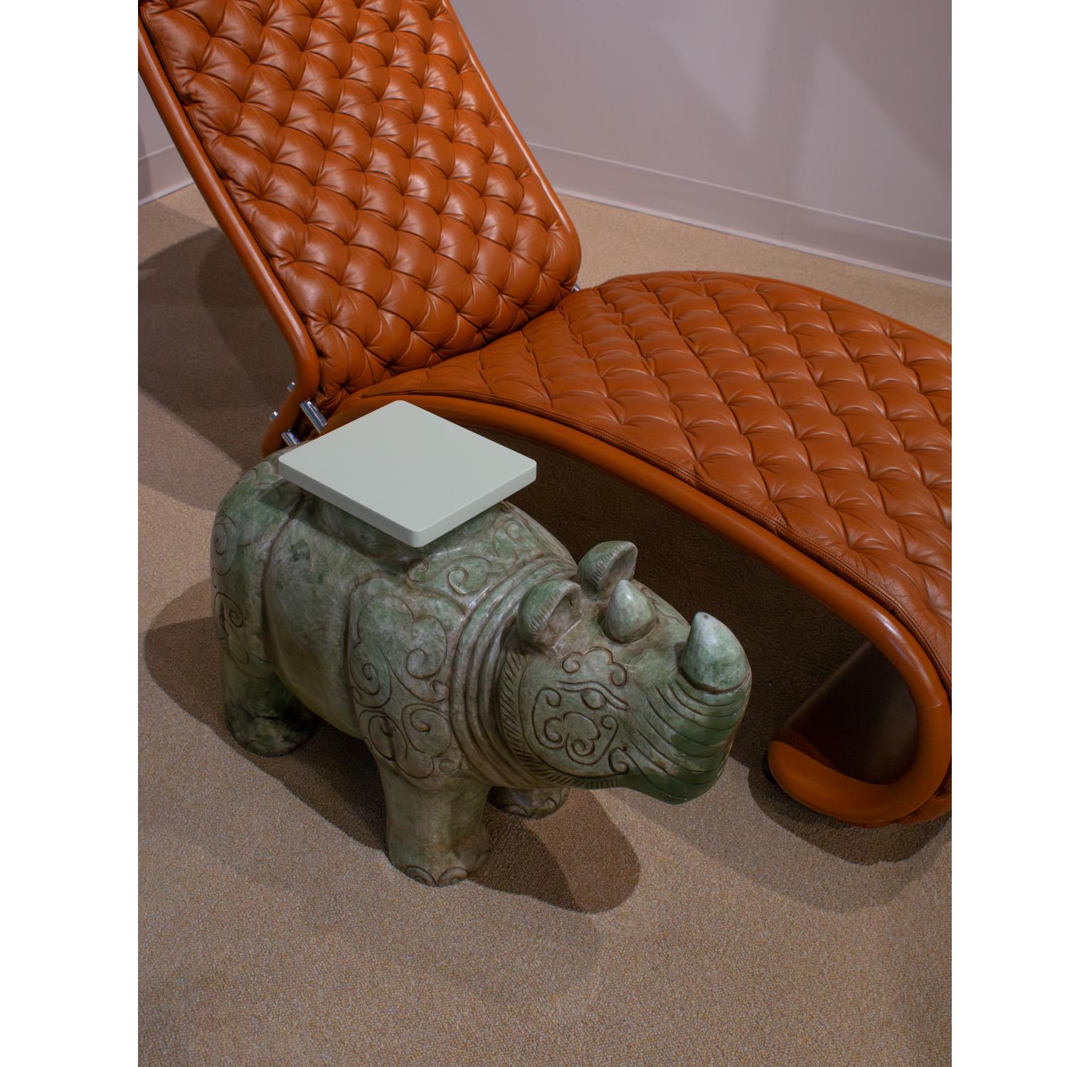 20ième siècle Table à rhinocéros chinoise en jade massif sculptée à la main par un artisan 20e siècle en vente
