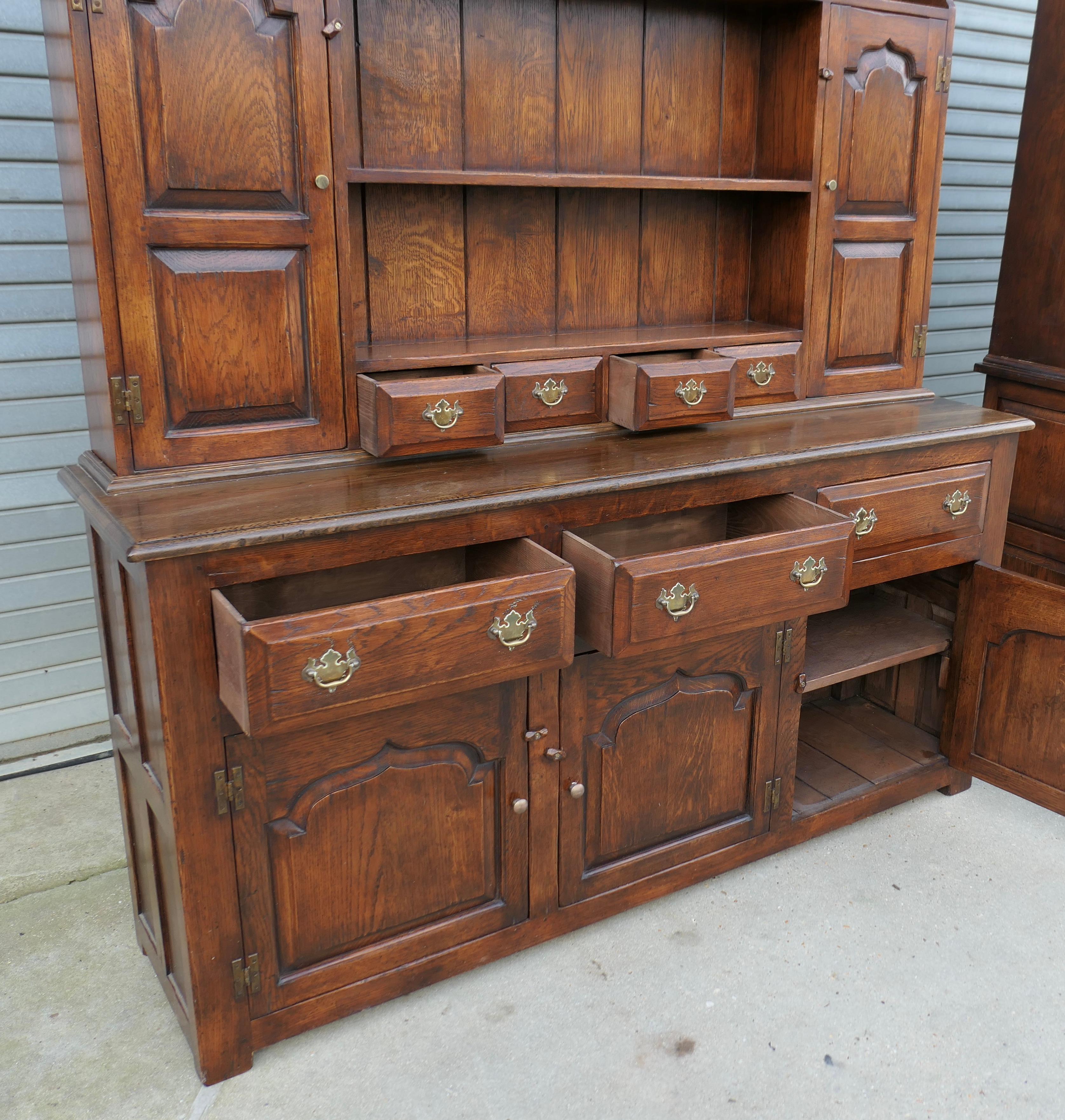 Artisan Hand Made Period Oak Style Dresser  A Superbly Crafted piece In Good Condition For Sale In Godshill, Isle of Wight