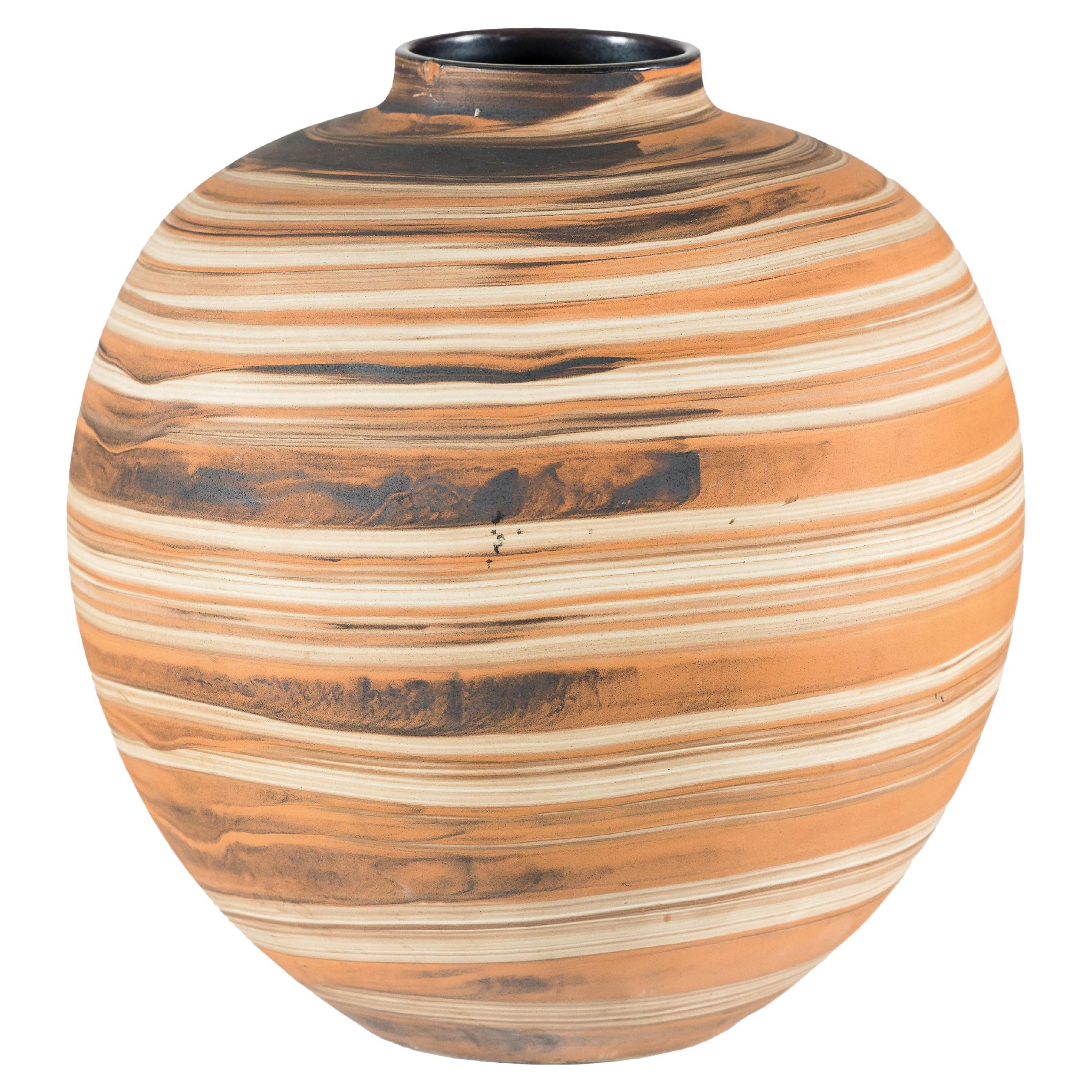 Vase en céramique artisanale tournée à la main avec décoration en couches de terre en vente