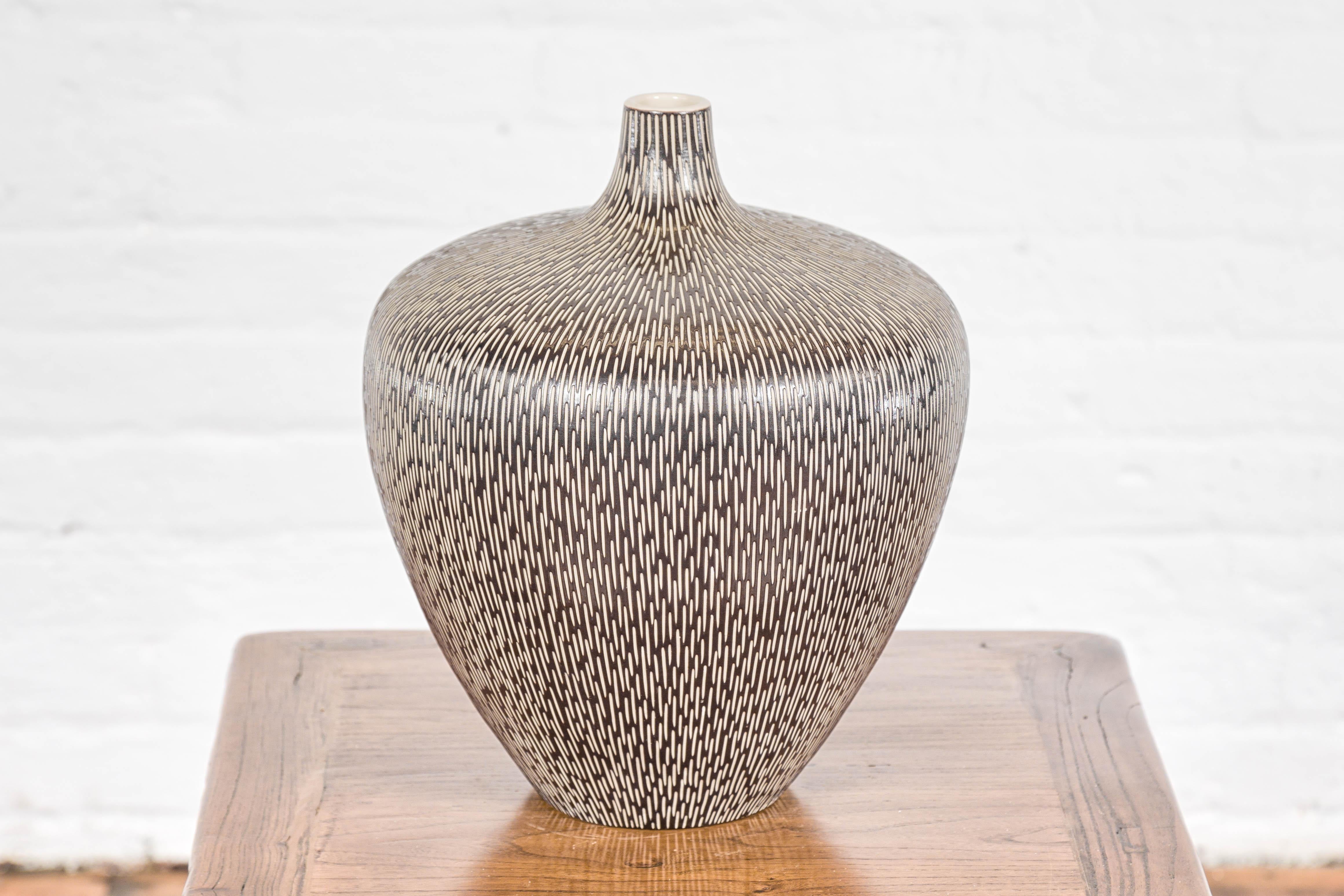 Vase artisanal en céramique émaillée Brown avec Stokes crème texturé en vente 7