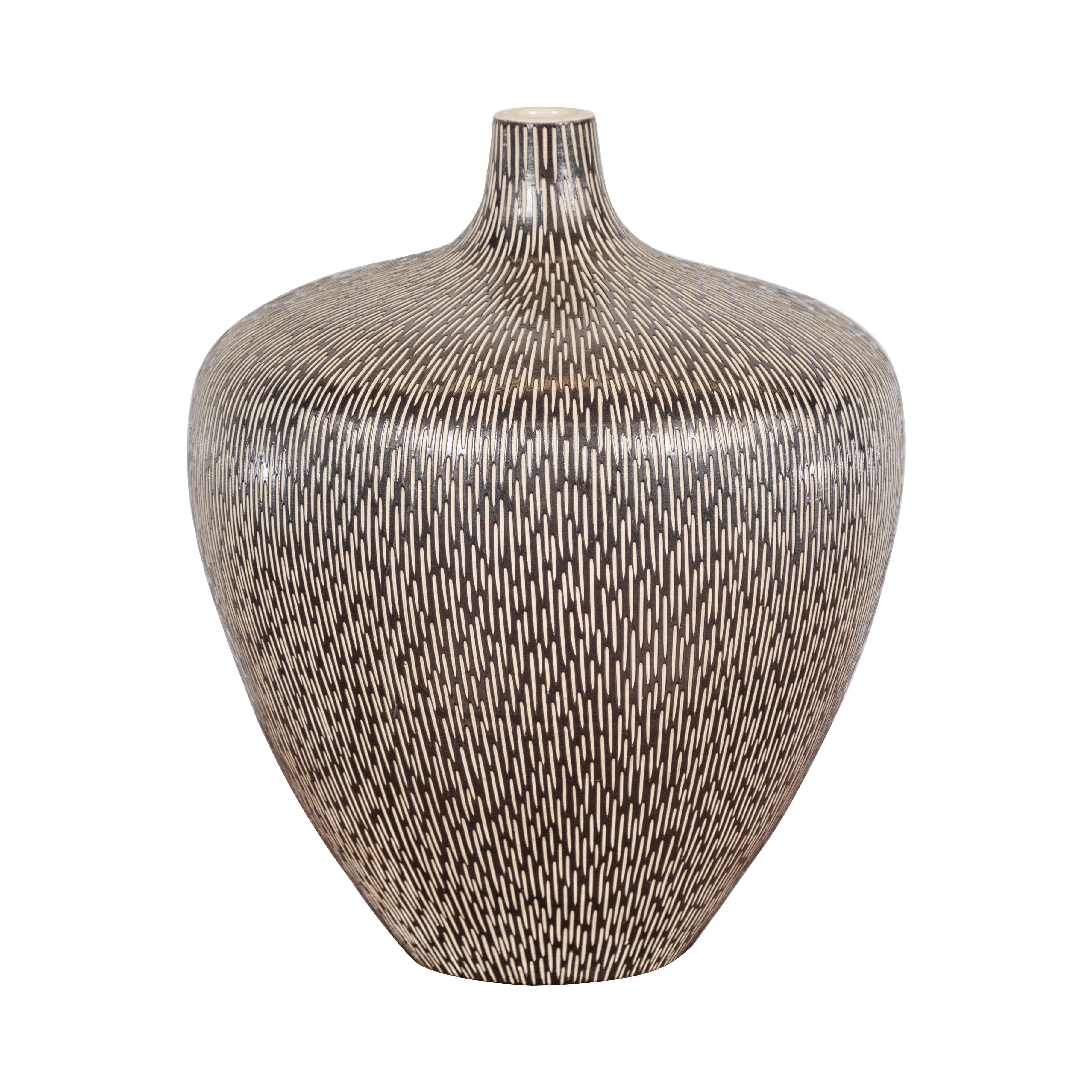 Vase artisanal en céramique émaillée Brown avec Stokes crème texturé en vente 10