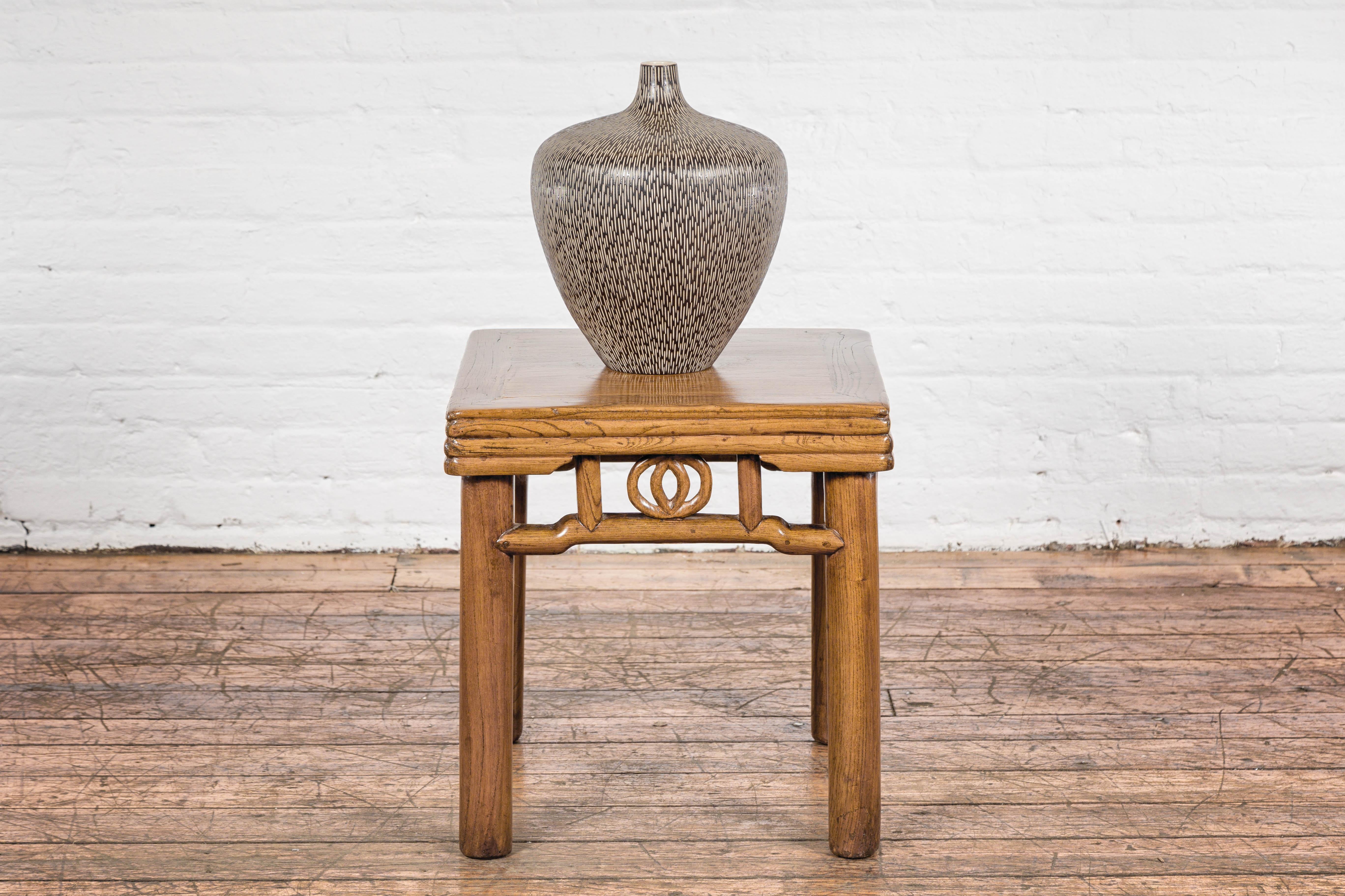 Vernissé Vase artisanal en céramique émaillée Brown avec Stokes crème texturé en vente