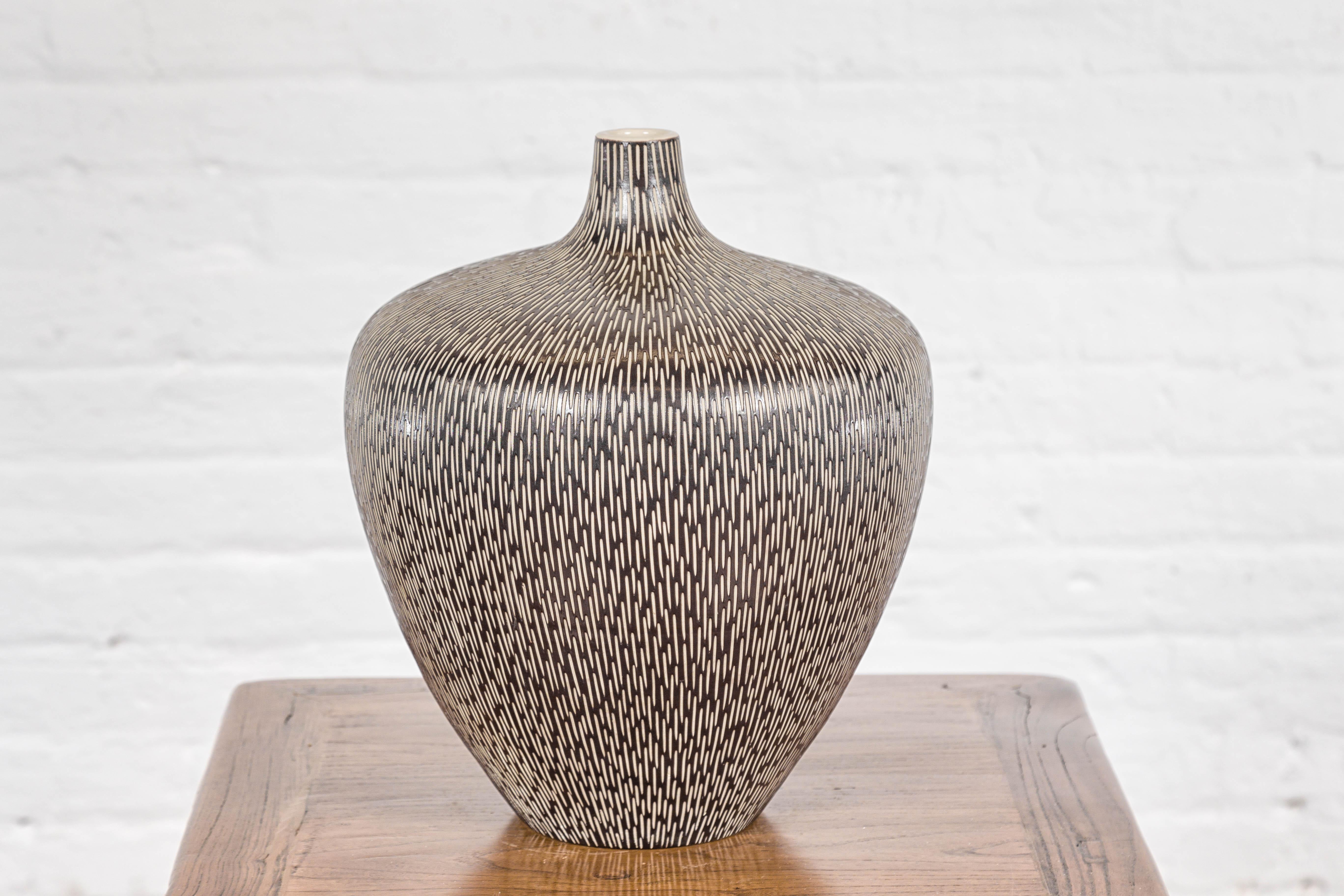 Vase artisanal en céramique émaillée Brown avec Stokes crème texturé Bon état - En vente à Yonkers, NY
