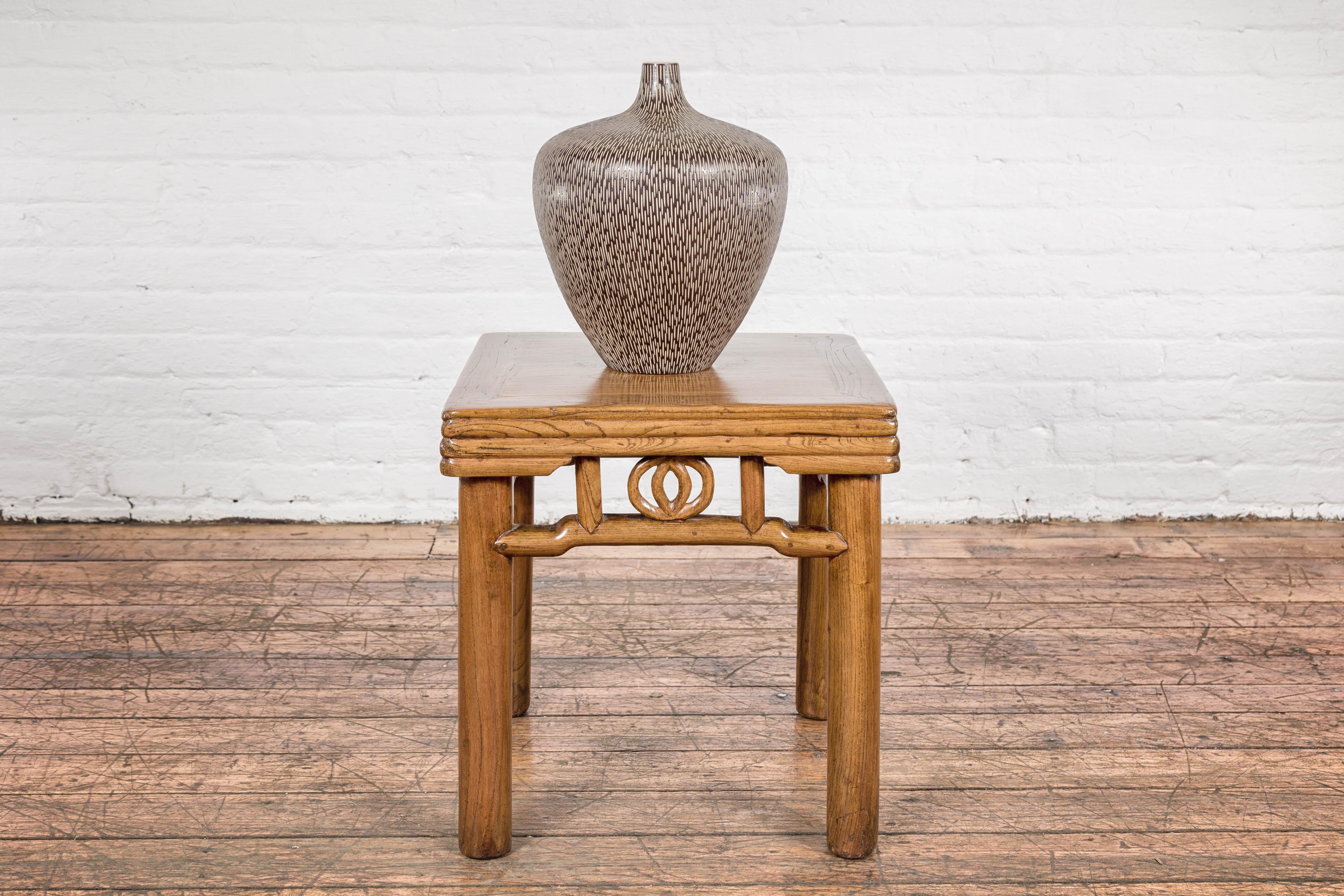 20ième siècle Vase artisanal en céramique émaillée Brown avec Stokes crème texturé en vente