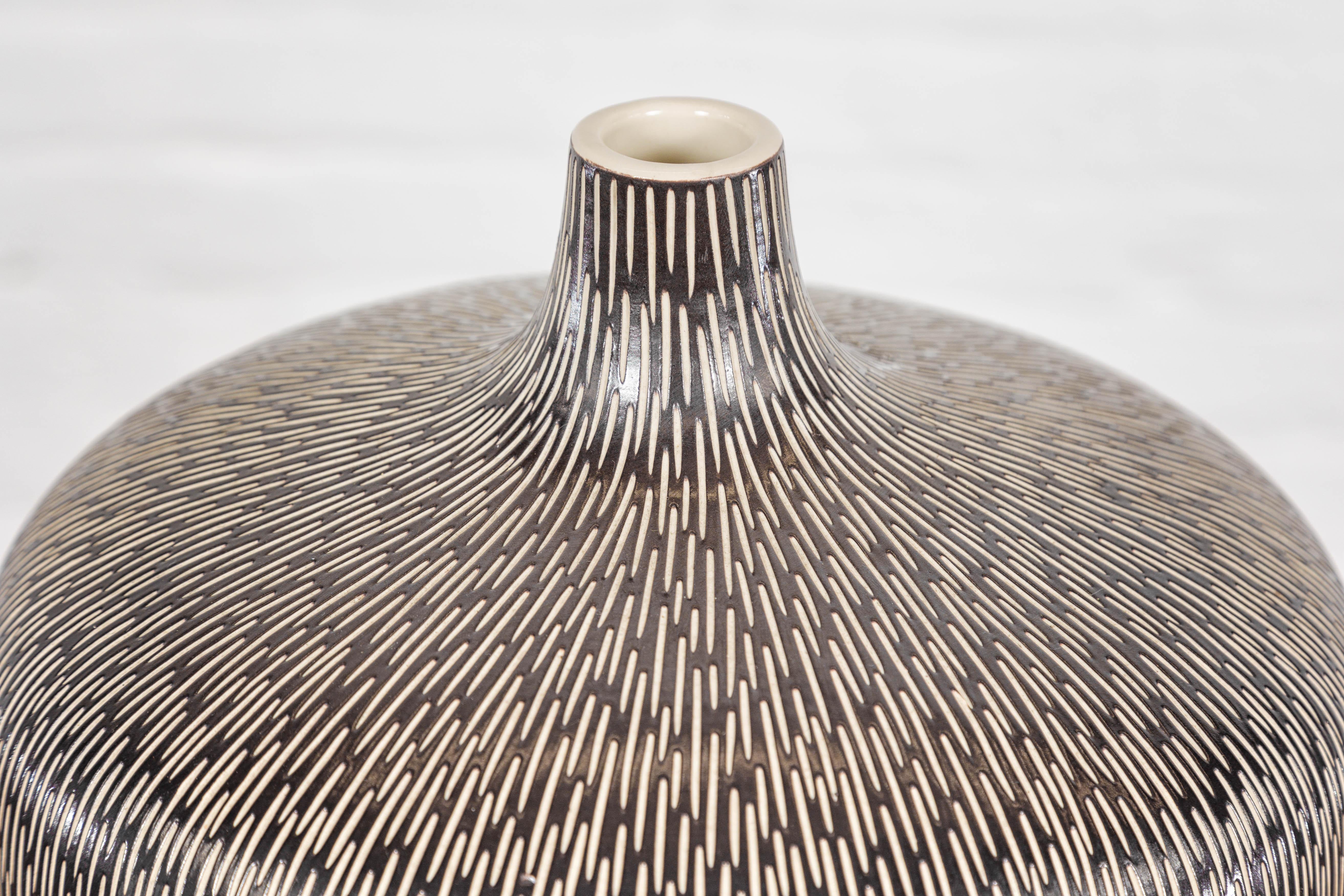 Céramique Vase artisanal en céramique émaillée Brown avec Stokes crème texturé en vente