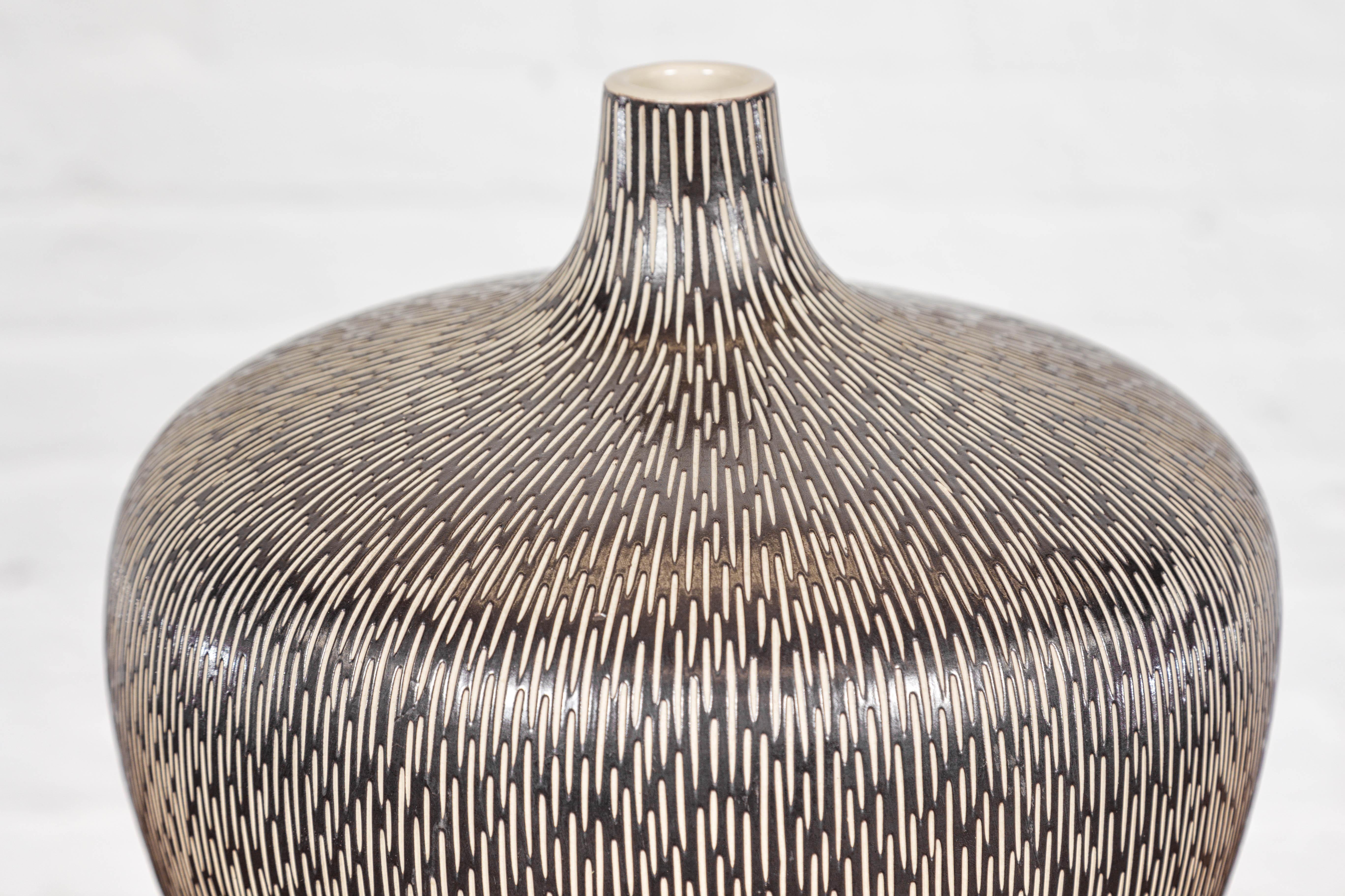 Vase artisanal en céramique émaillée Brown avec Stokes crème texturé en vente 1