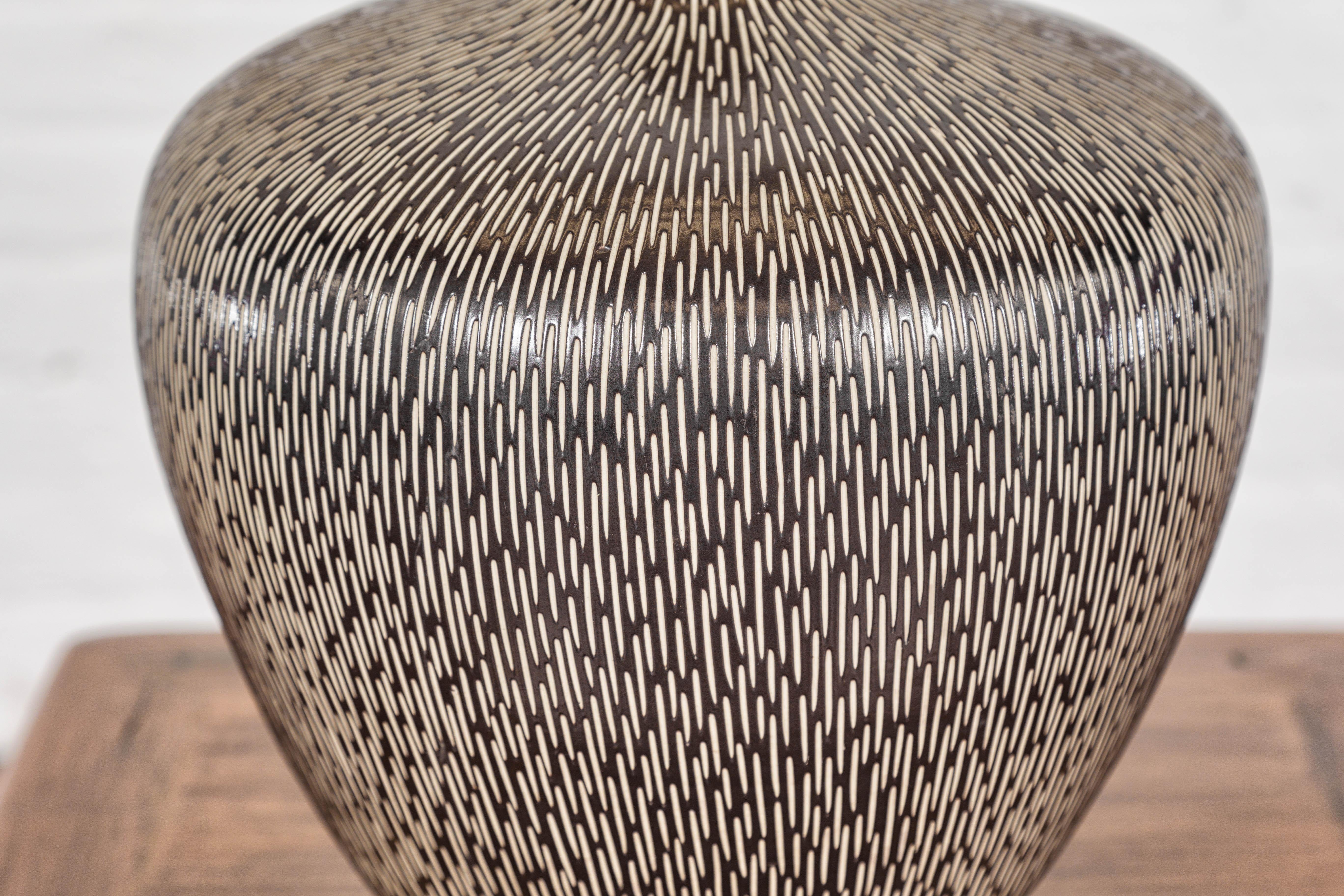 Vase artisanal en céramique émaillée Brown avec Stokes crème texturé en vente 2