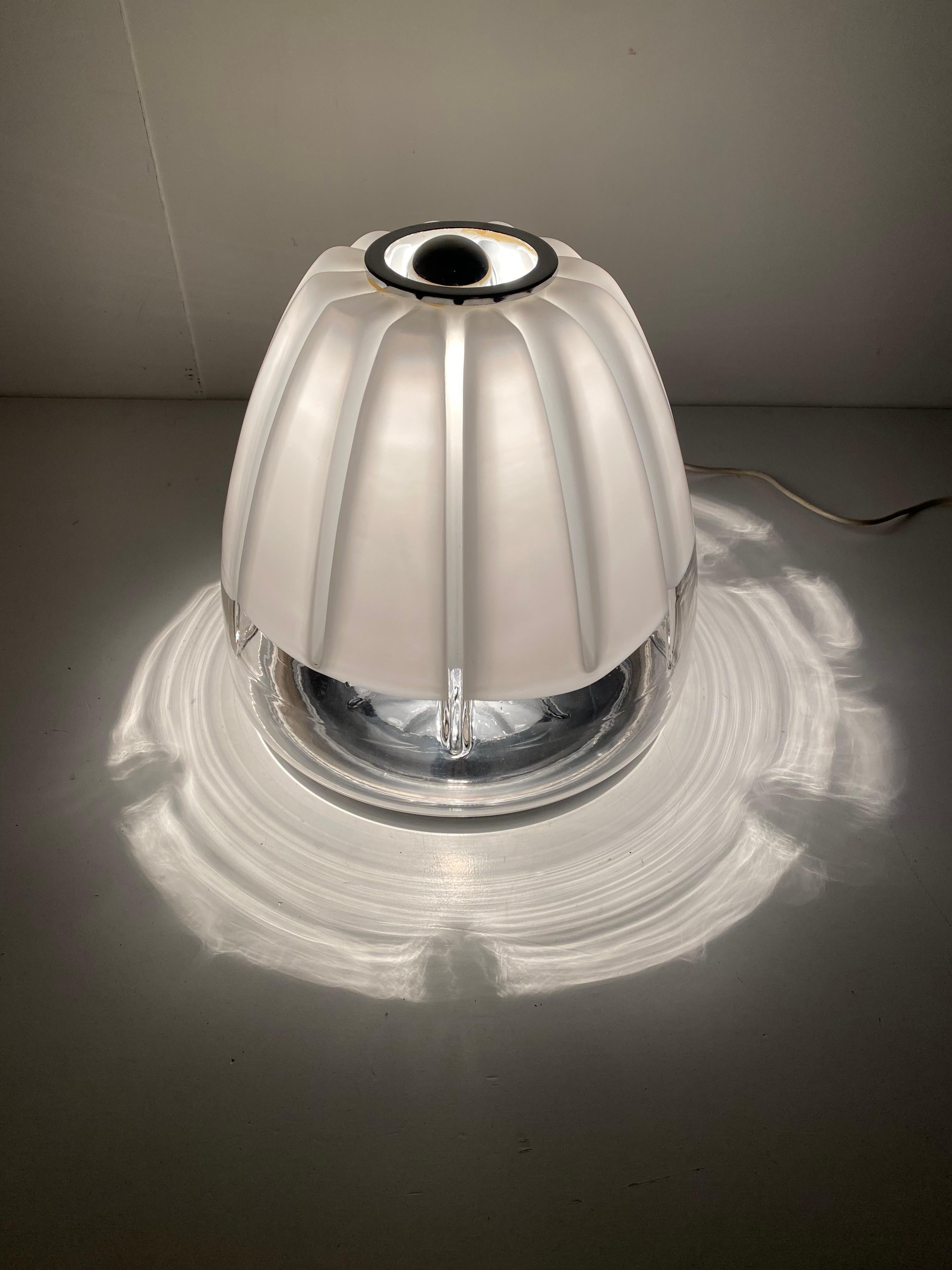 Lampe de table des années 1970 par Toni Zuccheri pour VeArt Italie 

Verre de Murano vénitien fabriqué artisanalement en transparent et blanc sur une base chromée.

La lampe a un corps en verre sphérique avec douze plis repliés vers l'intérieur et
