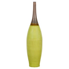 Vase artisanal en céramique émaillée vert tilleul avec un col de couleur Brown