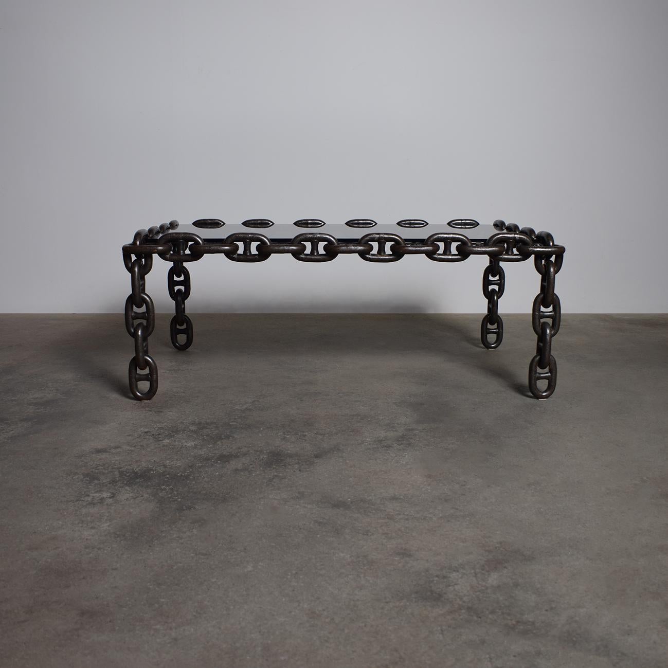 Table basse en fer avec plateau en verre fumé d'origine, Belgique, 1970. Dans le style de Franz West. La base est en très bon état, vieillie avec des signes d'usure minimes. Le plateau en verre a une belle couleur noire fumée.