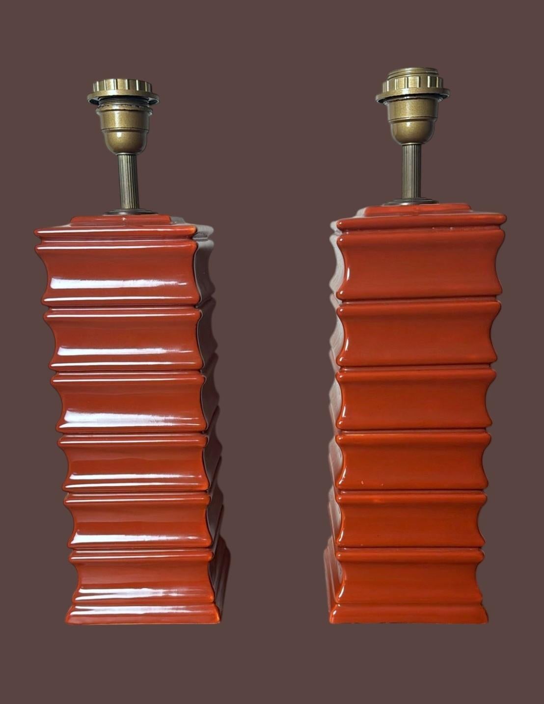 Nous vous invitons à lire la description complète, où nous fournissons des détails techniques et historiques pour garantir l'authenticité de nos pièces.
Cette paire originale et distinctive de lampes de table en céramique émaillée italienne témoigne