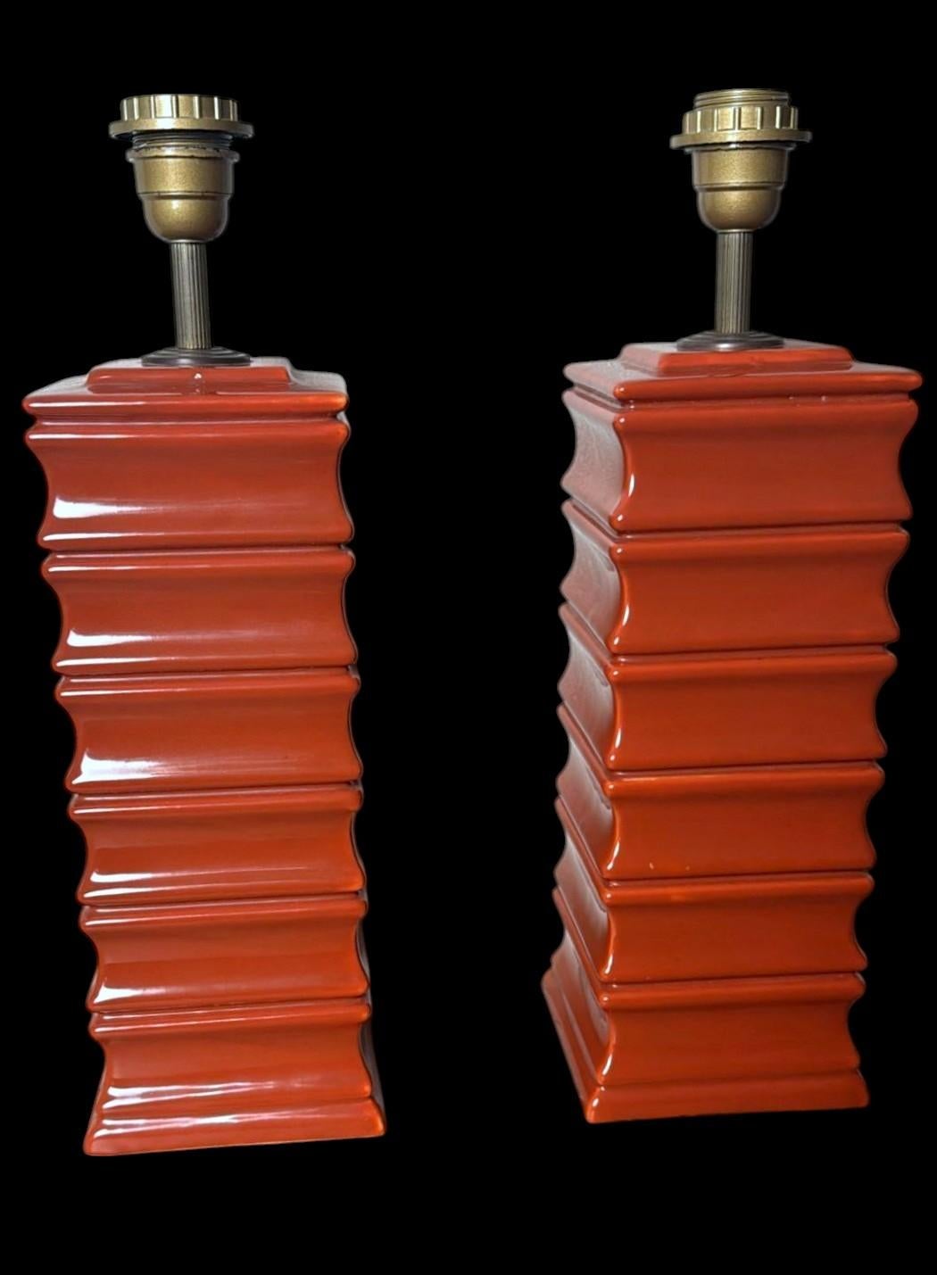 Mid-Century Modern Paire de lampes italiennes artisanales en céramique émaillée rouge (abat-jour non inclus) en vente