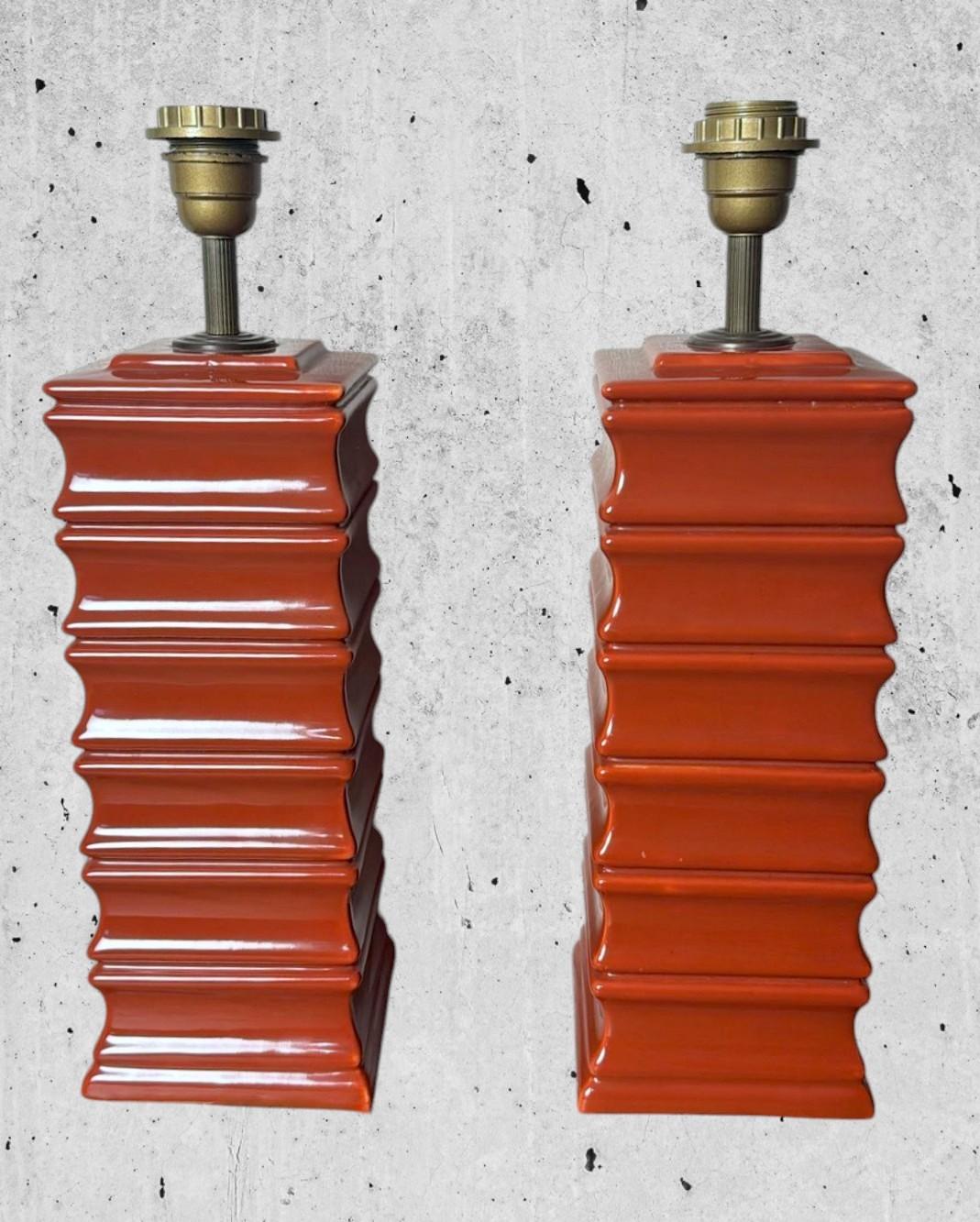 Vernissé Paire de lampes italiennes artisanales en céramique émaillée rouge (abat-jour non inclus) en vente