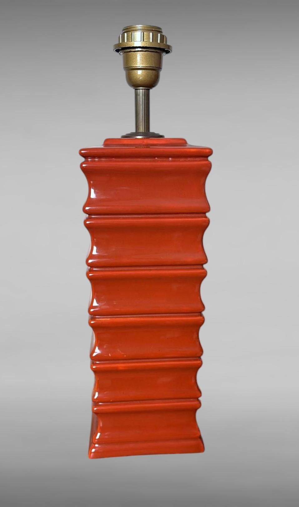 Céramique Paire de lampes italiennes artisanales en céramique émaillée rouge (abat-jour non inclus) en vente