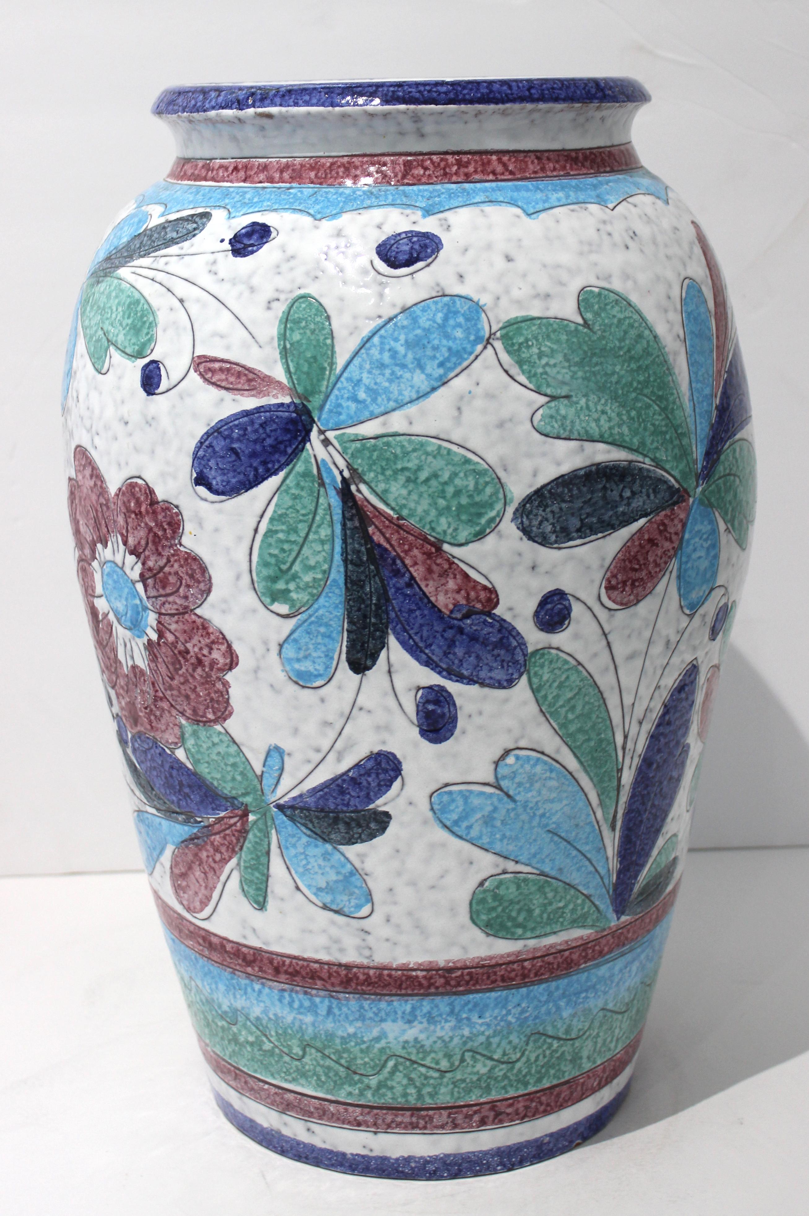 Kunsthandwerkliche italienische Terrakotta-Urne aus Majolika, bemalt (20. Jahrhundert) im Angebot