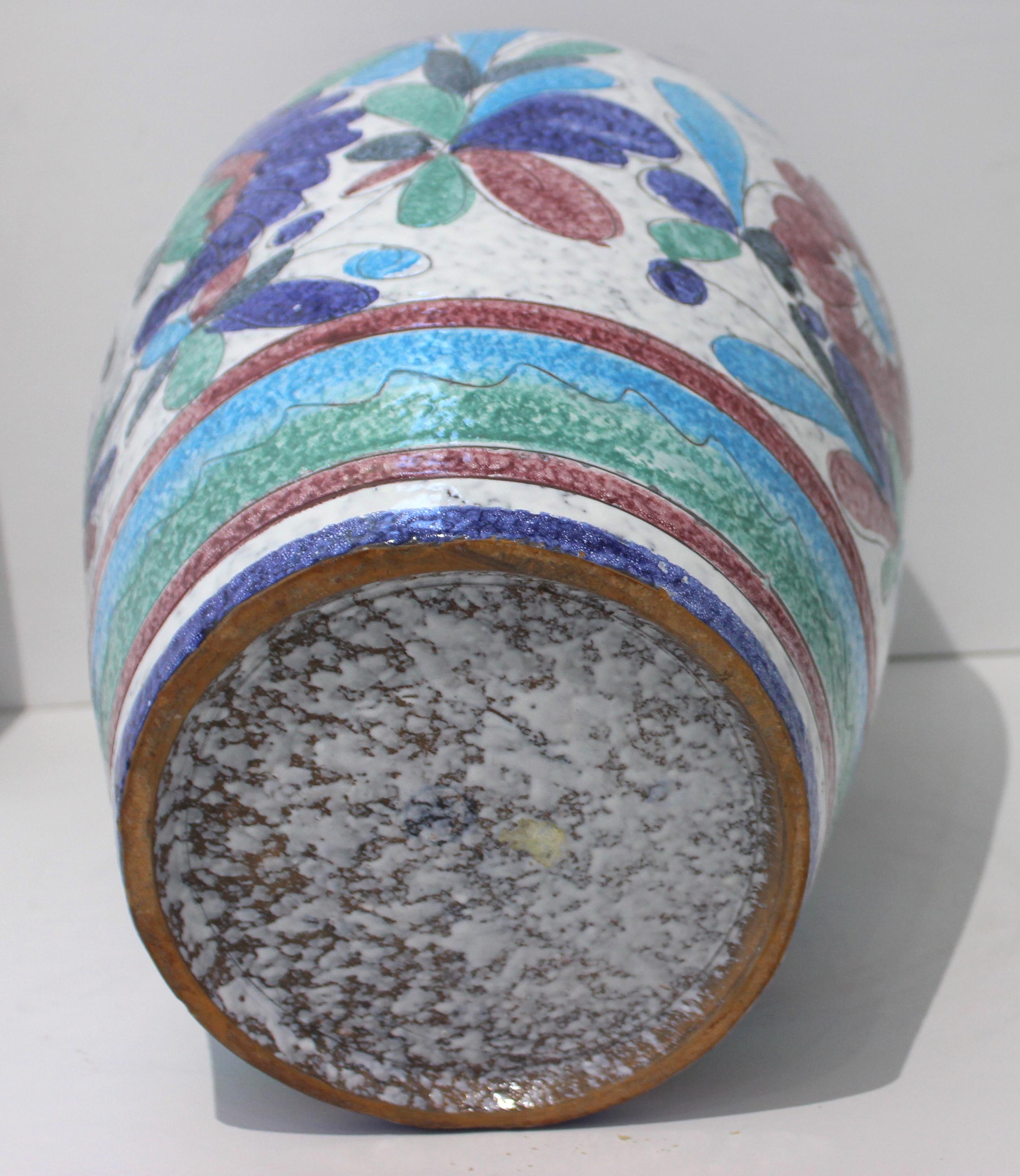 Kunsthandwerkliche italienische Terrakotta-Urne aus Majolika, bemalt im Angebot 2