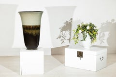 Grande jardinière artisanale en céramique avec glacis vert-gris, brun et ocre