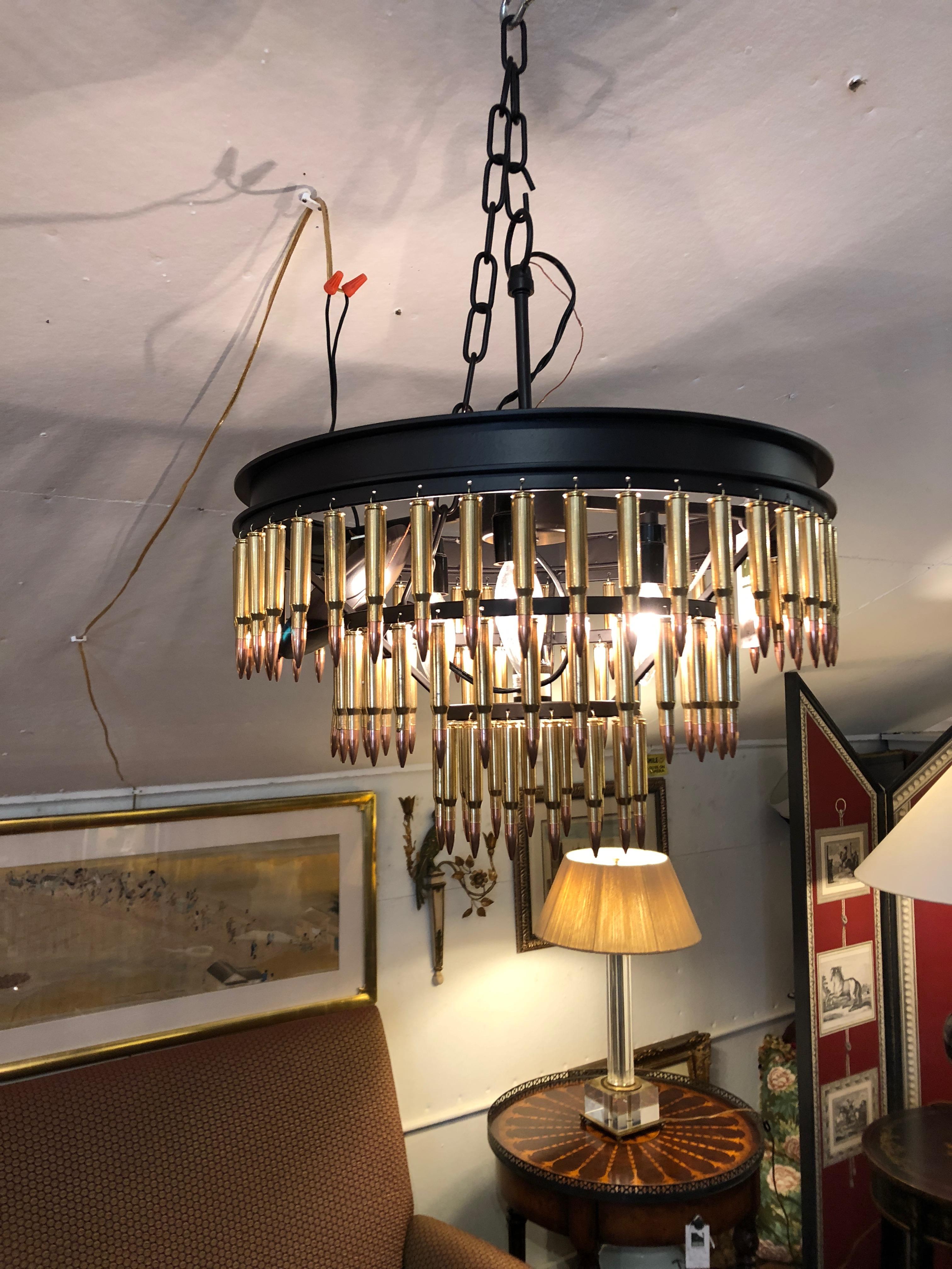 Un lustre artisanal unique en son genre à 3 niveaux, utilisant des balles de cuivre à la place des cristaux. Le glamour à la manière d'un chasseur créatif !