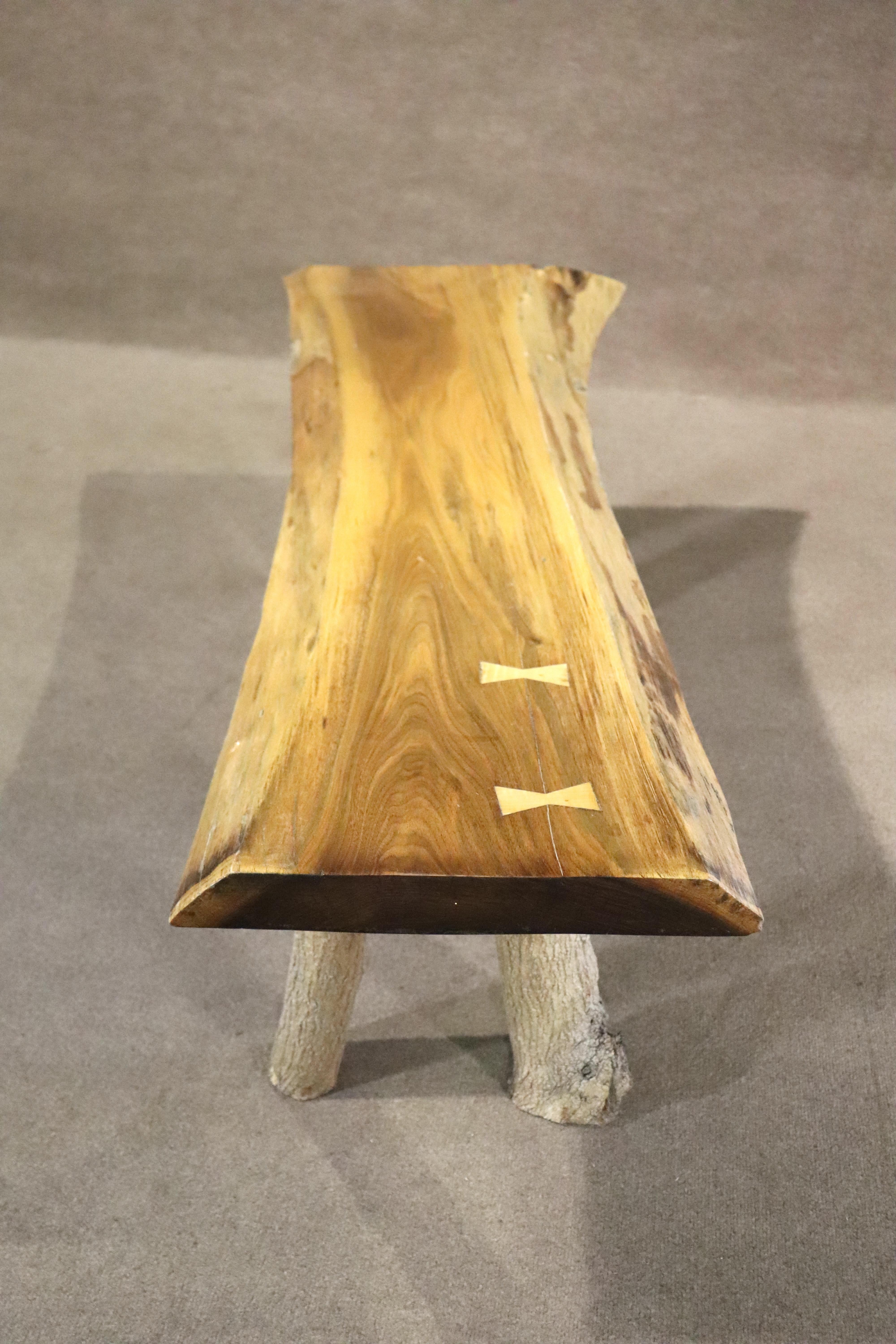 D'une longueur de plus d'un mètre cinquante, ce banc de studio présente une magnifique dalle à bords vifs posée sur une base en bois recyclé. Pouvant servir de table ou de banc, elle fera tourner les yeux avec ses deux incrustations de