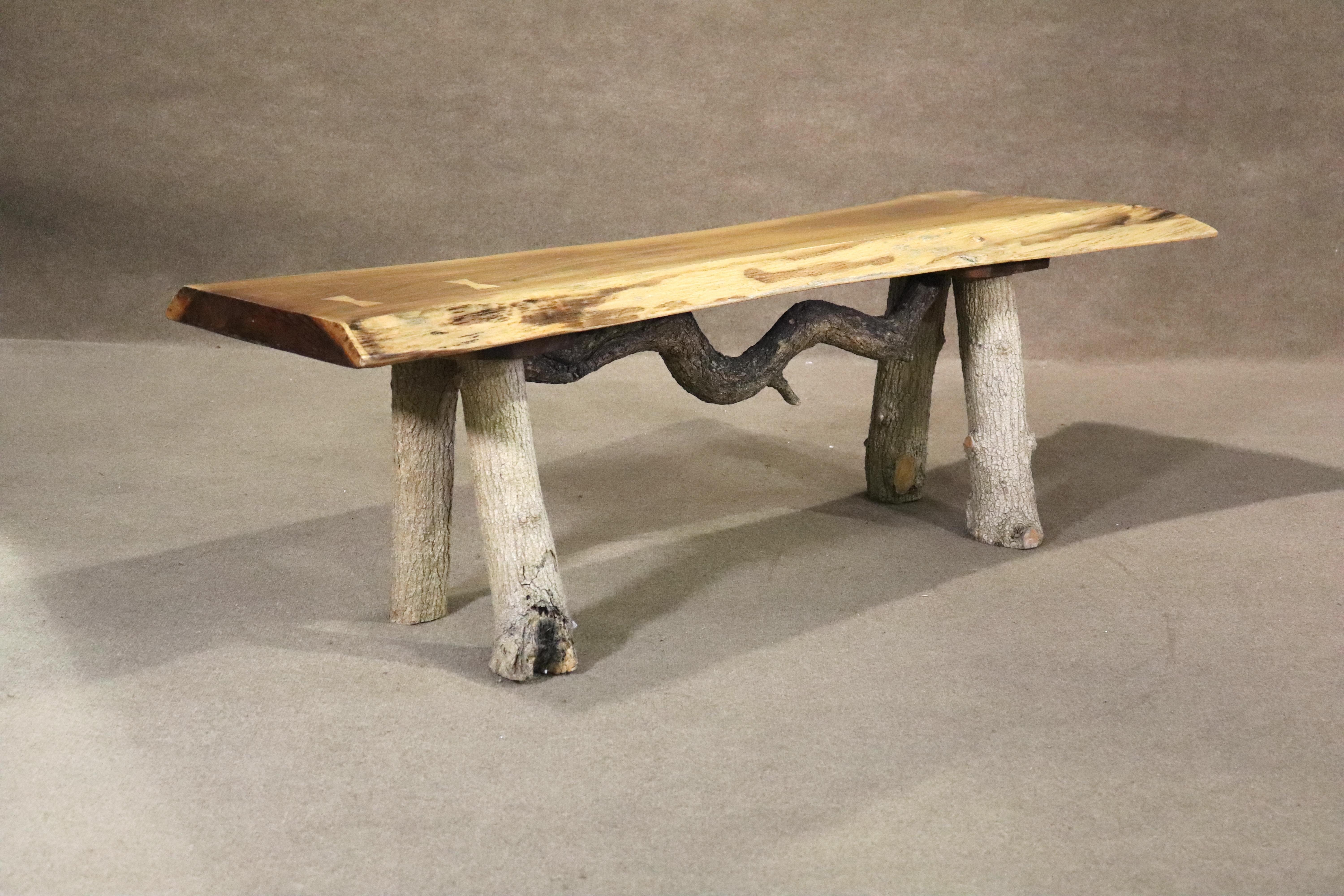 Rustique Banc artisanal avec incrustation de papillon en vente