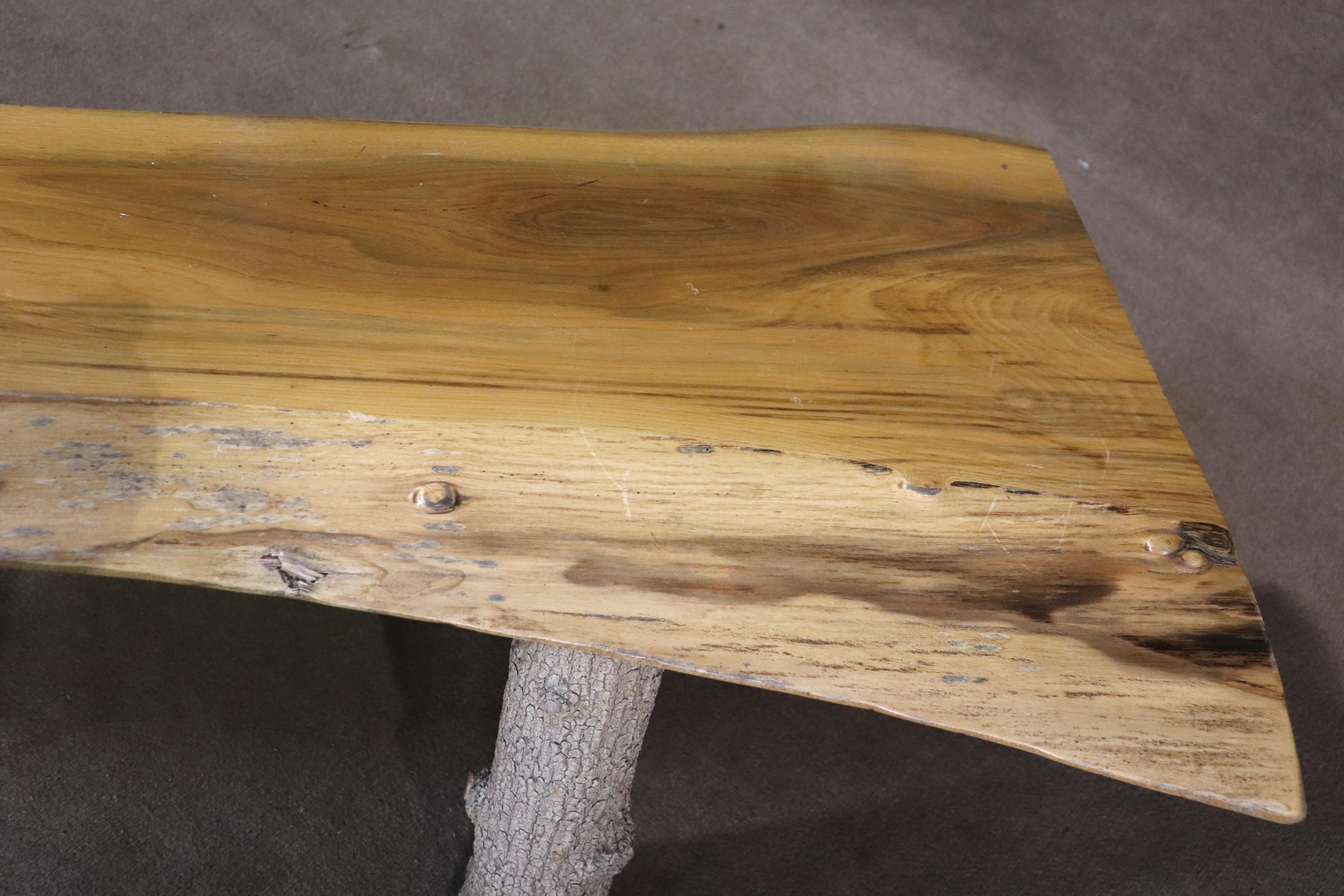 20ième siècle Banc artisanal avec incrustation de papillon en vente