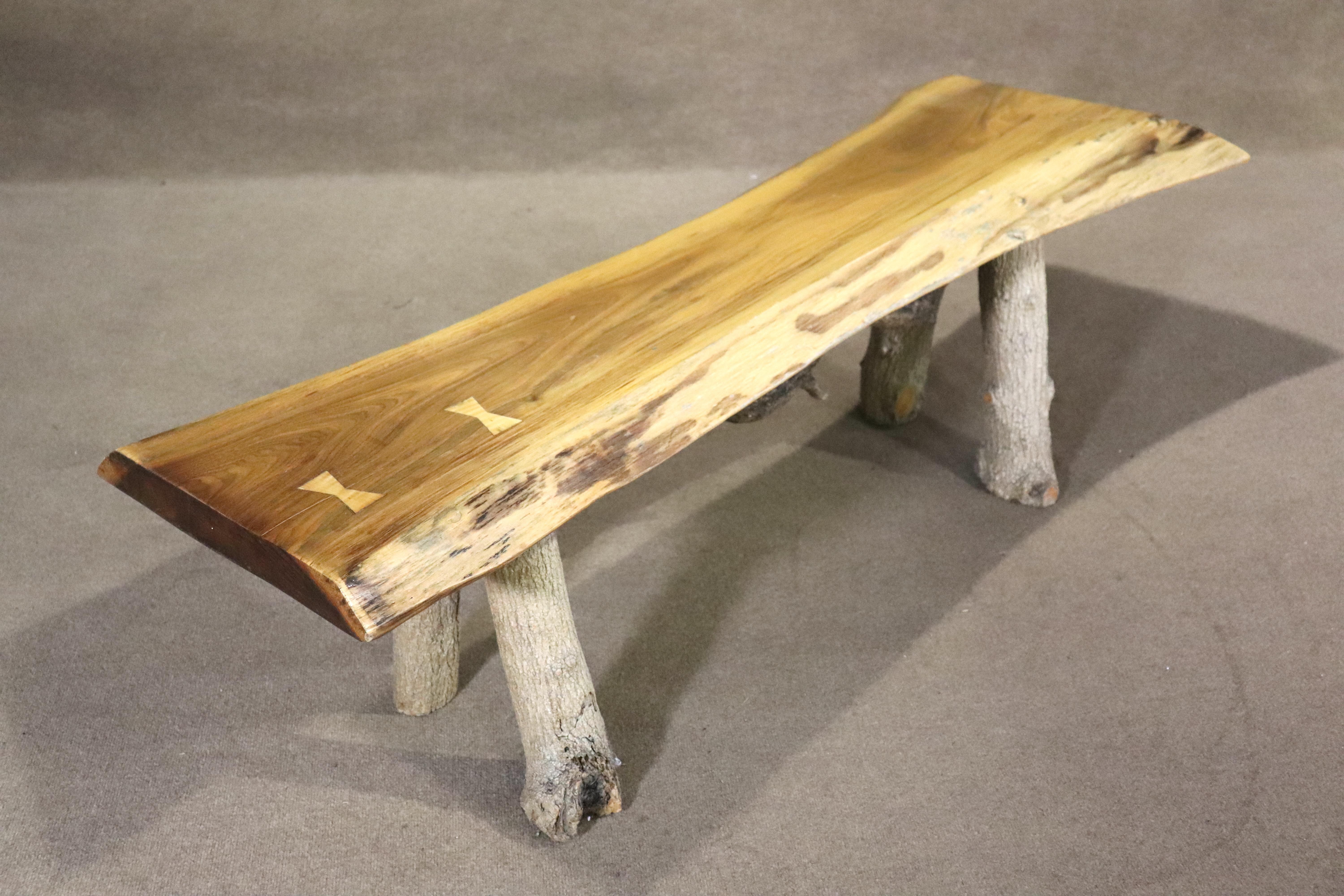 Banc artisanal avec incrustation de papillon en vente 1