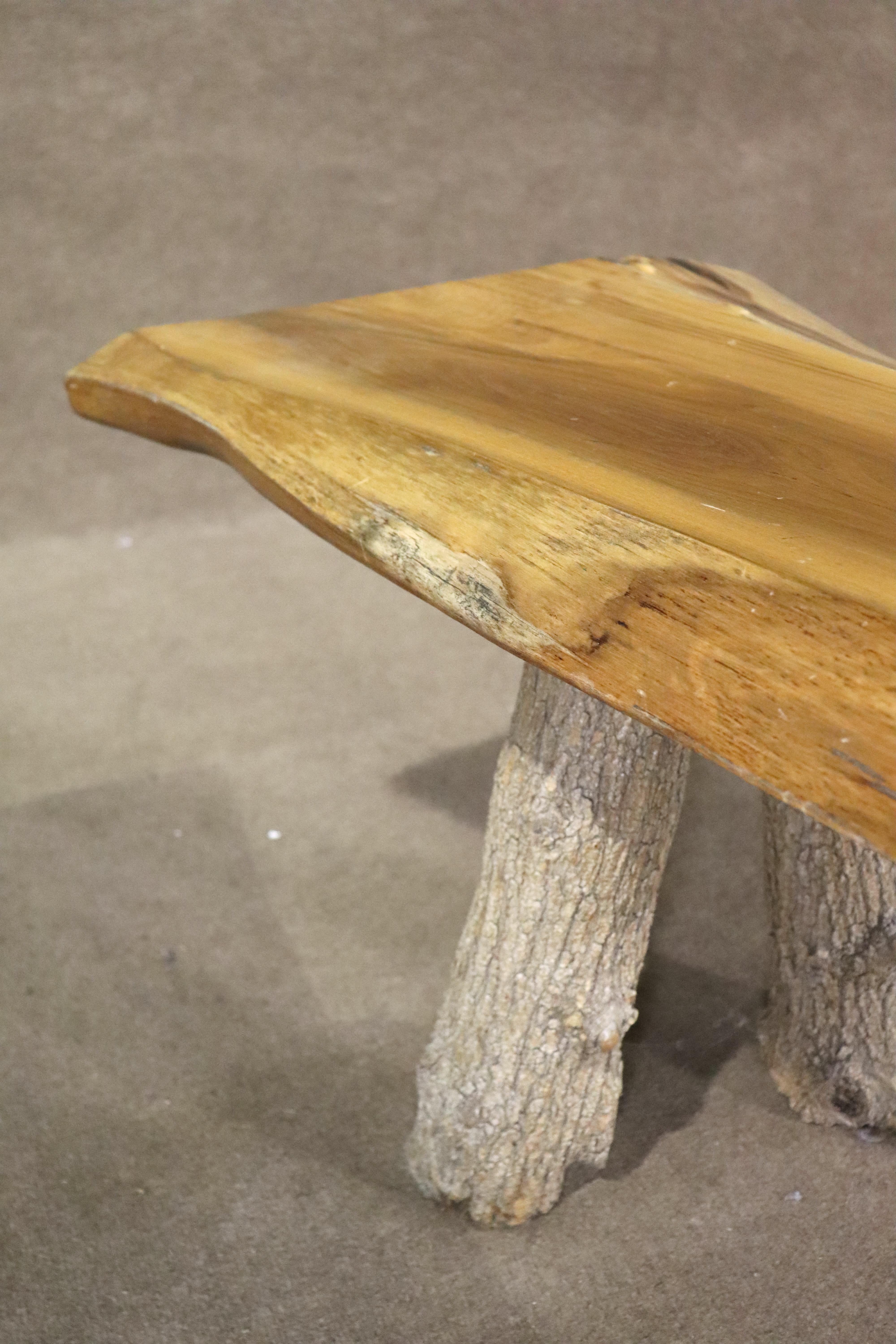 Banc artisanal avec incrustation de papillon en vente 2