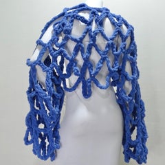 Kunsthandwerklich gefertigte blaue Häkeldeckchen-Strickjacke
