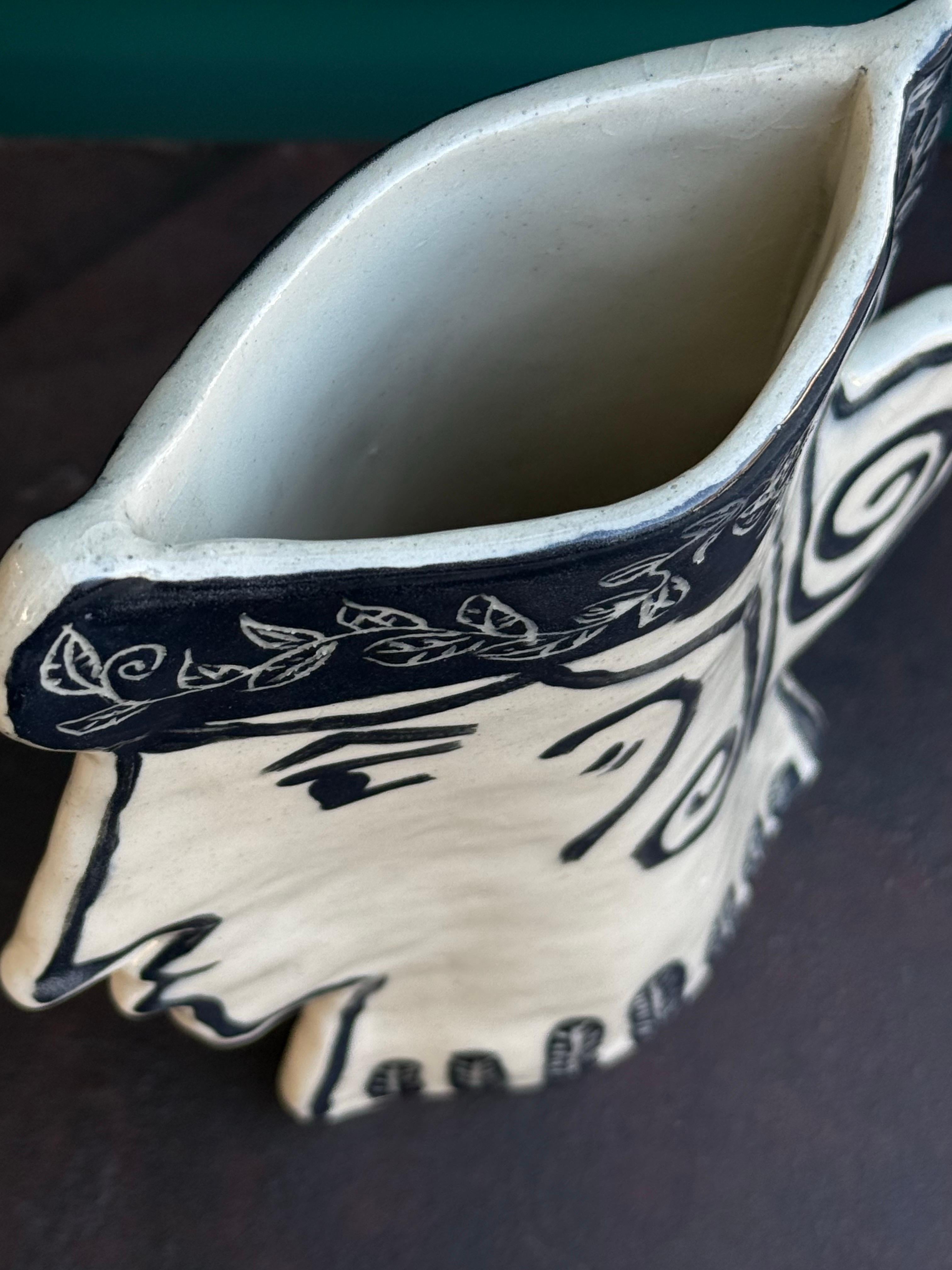 Vaso a forma di volto in ceramica realizzato artigianalmente in vendita 3