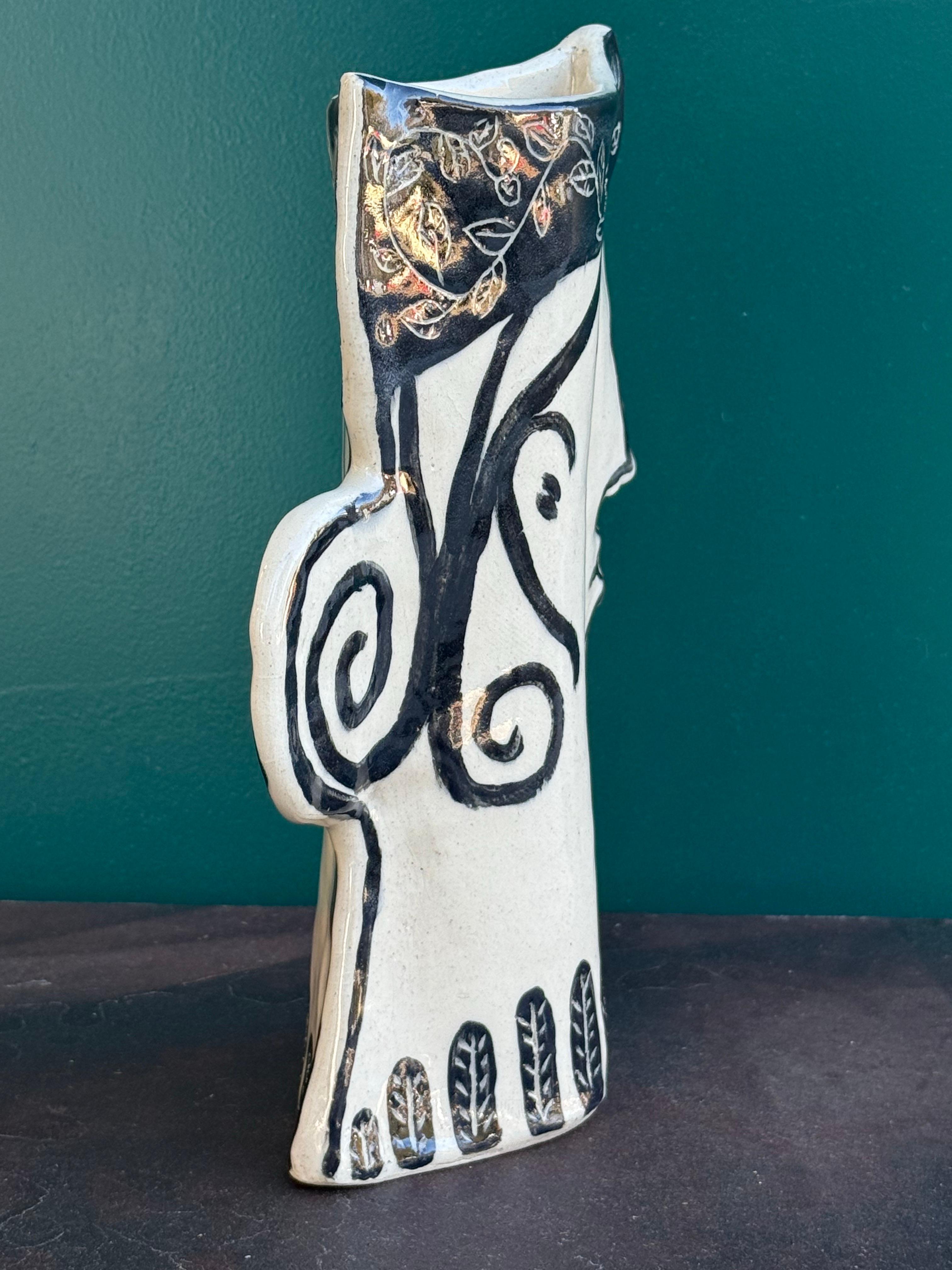 Vaso a forma di volto in ceramica realizzato artigianalmente in vendita 5