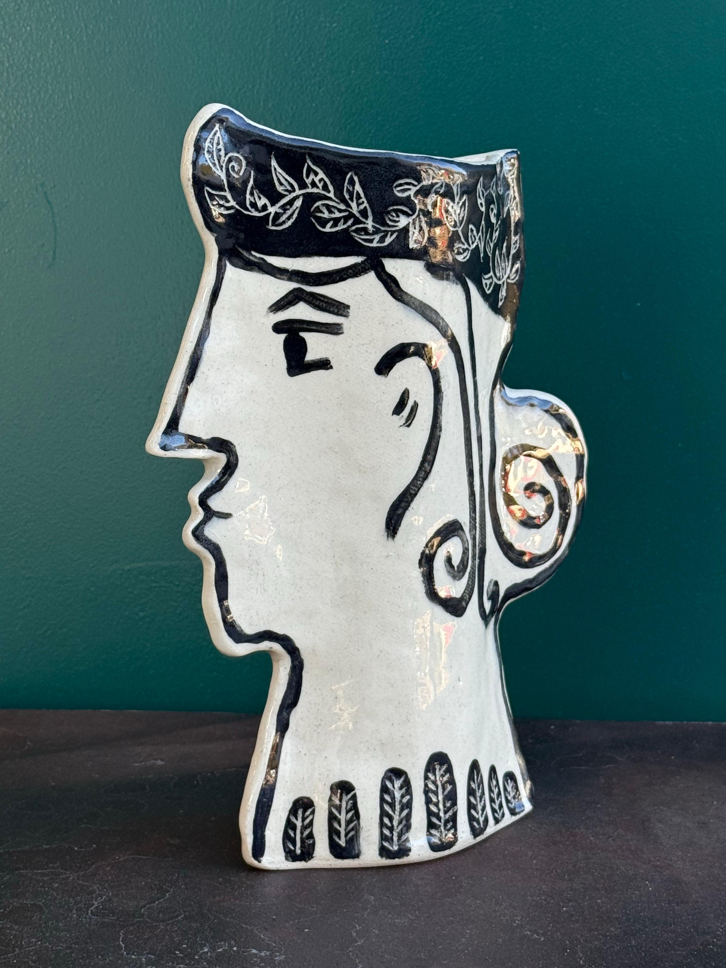 XXI secolo e contemporaneo Vaso a forma di volto in ceramica realizzato artigianalmente in vendita