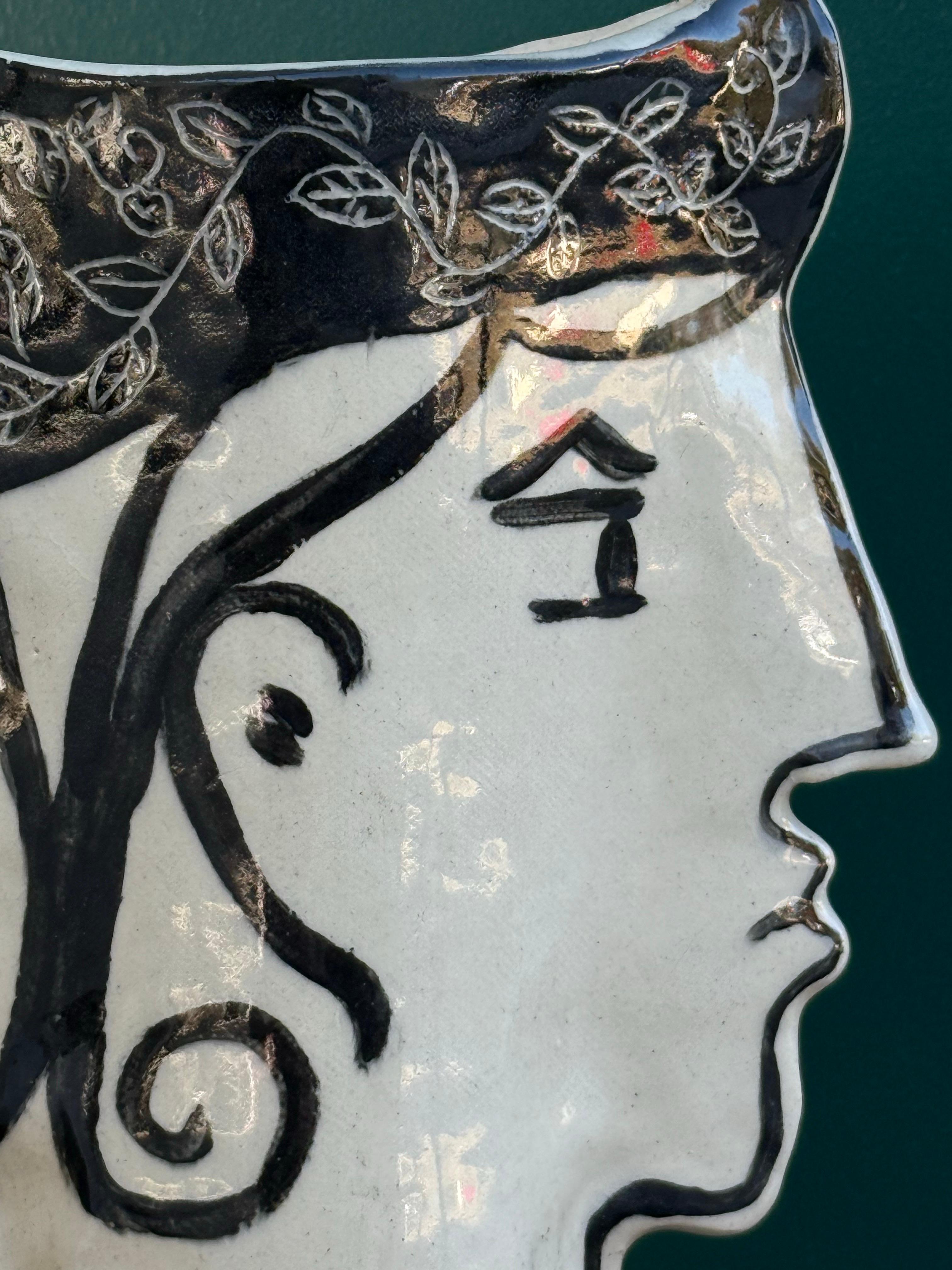 Vaso a forma di volto in ceramica realizzato artigianalmente in vendita 1