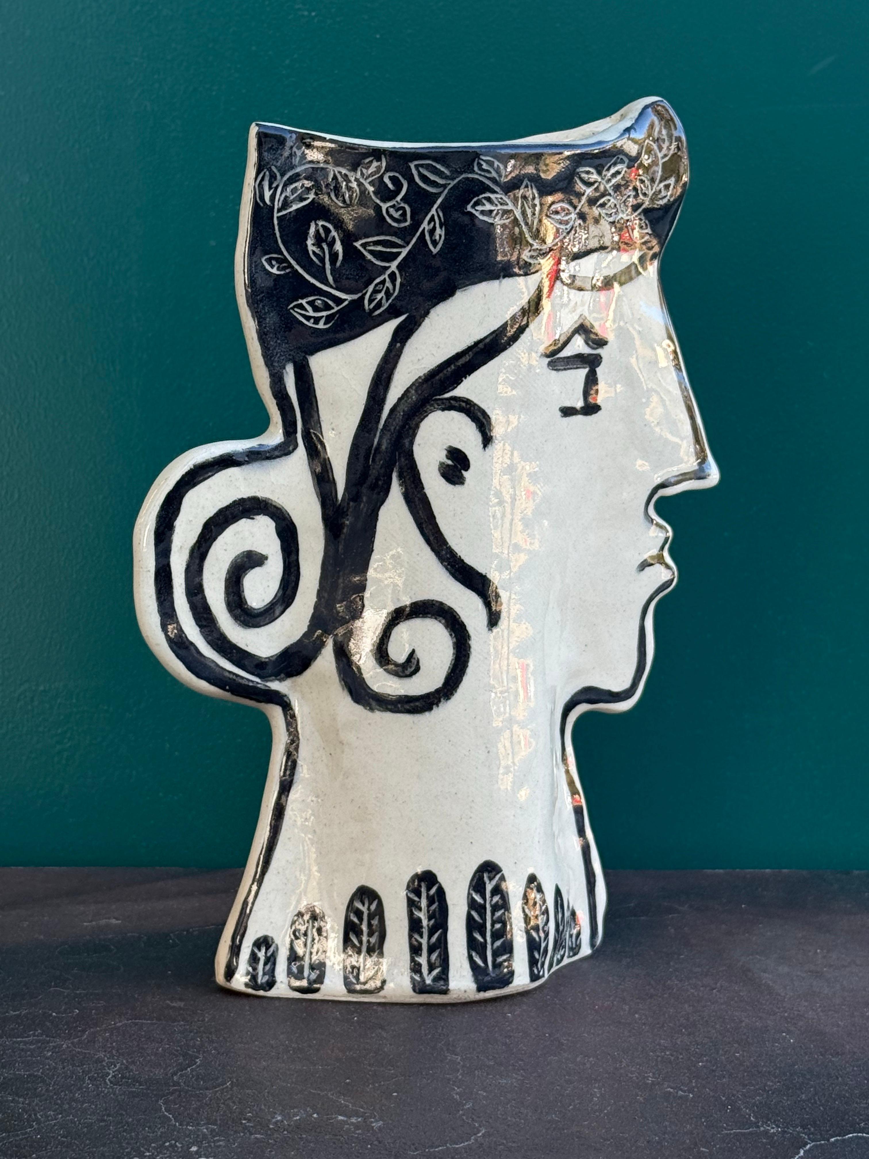 Vaso a forma di volto in ceramica realizzato artigianalmente in vendita 2