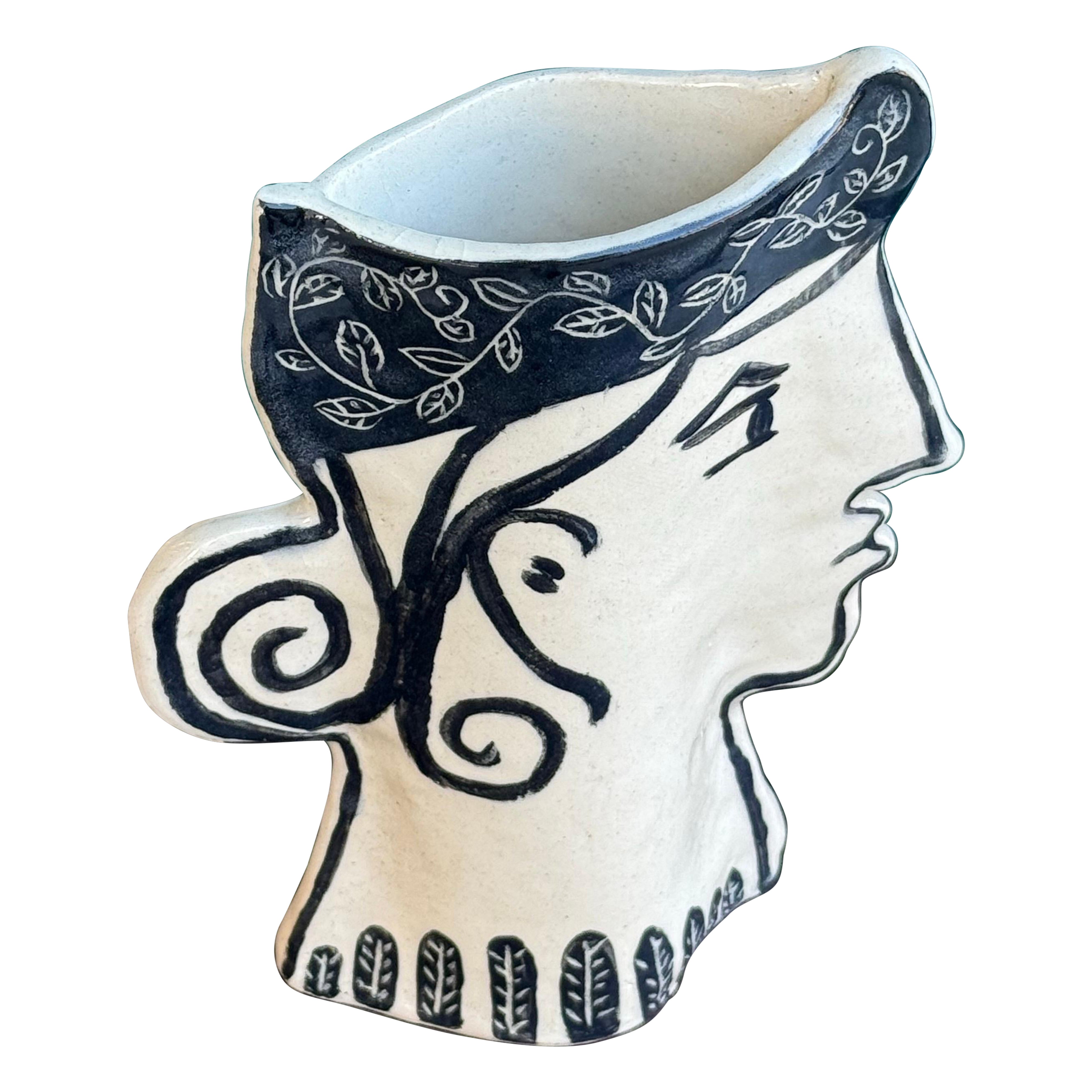 Vaso a forma di volto in ceramica realizzato artigianalmente